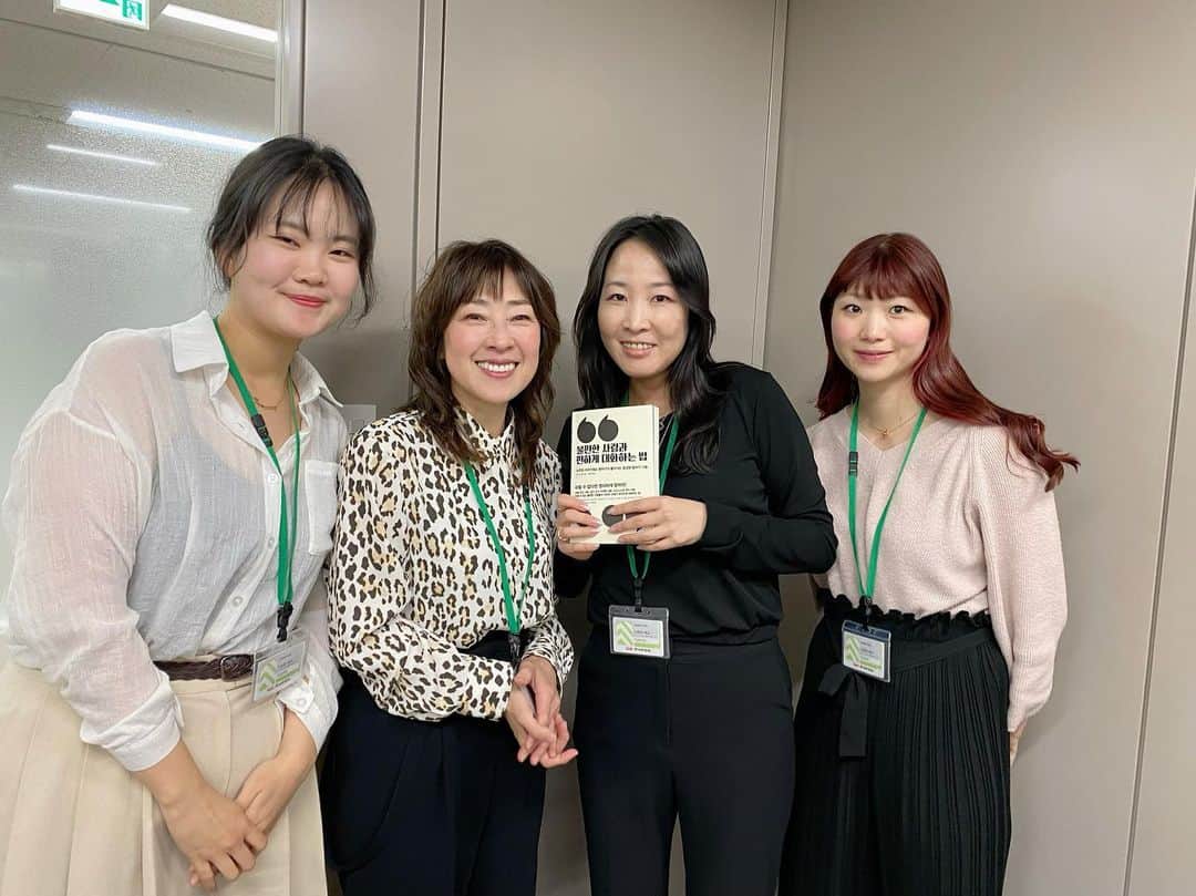 小西美穂のインスタグラム：「韓国・梨花女子大学政治外交学科 コ ミンヒ准教授のインタビューを受けました🇰🇷🇯🇵。「東アジアの民主主義とジェンダー不平等」調査研究のため来日中。コーディネートしてくださった朝日新聞の伊藤恵里奈記者と一緒に回答し、日韓台のジェンダー政治やメディア役割の変化などについて意見交換しました🖋️📖 ⁡ 終了後はコ先生に同行している梨花女子大生2人も一緒に築地寿司店へ🍣話題は韓国の少子化問題からエンタメにまで及び、内容の濃い、とっても興味深い話ができ、勉強になりました。伊藤さん、本当にありがとうございました。 ⁡ 韓国で最も有名な日本酒は「がんばれ父ちゃん」で「アールグレイハイボール」が流行っているそうです！  #梨花女子大学 #ジェンダー #研究 #韓国 #拙著の韓国語版」