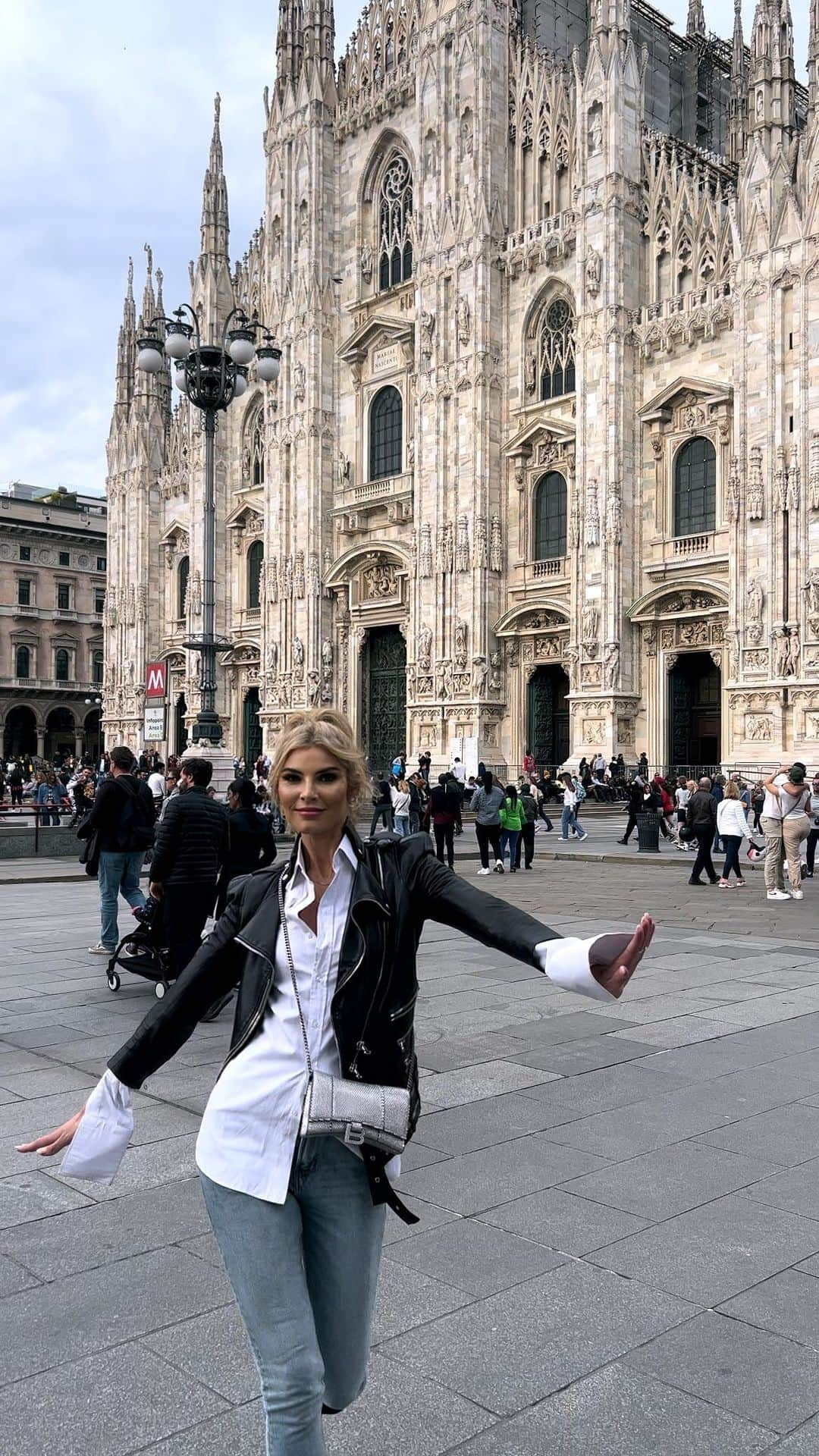 Ashley Haasのインスタグラム：「Legend has it, he’s still asleep…  😴🤣 #italy #duomo」