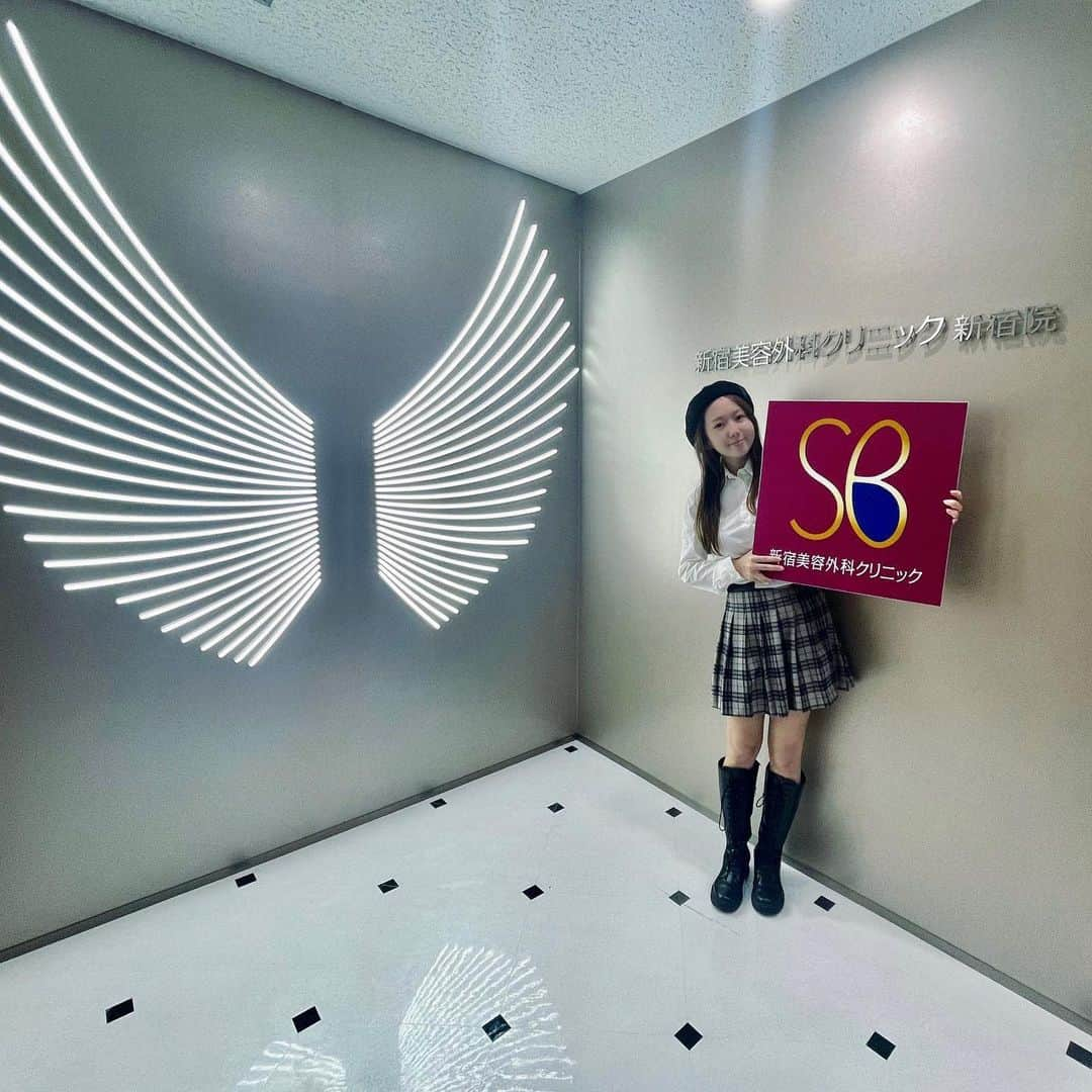 泉侑里のインスタグラム：「＼New Open㊗️／  移転& リニューアルオープンの 「新宿美容外科クリニック」の 内覧会にお邪魔してきたよ🫶💕@shincli.shinjyuku  美容外科だけでなく美容皮膚科など 高品質な美容医療を提供してくれるクリニックさん✨✨  清潔感のある院内にはアートがたくさん飾られていてイケてる雰囲気でした👍 メイク室のミラーも光ってオシャレなのよ😎⚡️  術後に休憩するお部屋もしっかりあって、 駅からも近くアクセスの良い新宿にあるから ガッツリな施術でも安心だね🙆‍♀️💓  移転記念のキャンペーンもやってて、 お肌ケアとリフトアップしに行きたいなぁっと考え中です…♡  📍 新宿美容外科クリニック 新宿院 東京都新宿区新宿３−２−４  M&Eスクエア ビル 8階  新宿院　@shincli.shinjyuku 立川院　@shincli.tachikawa 横浜院　@shincli.yokohama  .................................................... #新宿美容外科クリニック #新宿美容外科 #美容外科クリニック #美容医療 #美肌治療 #脂肪吸引 #10歳若返り #マイナス10歳 #pr」