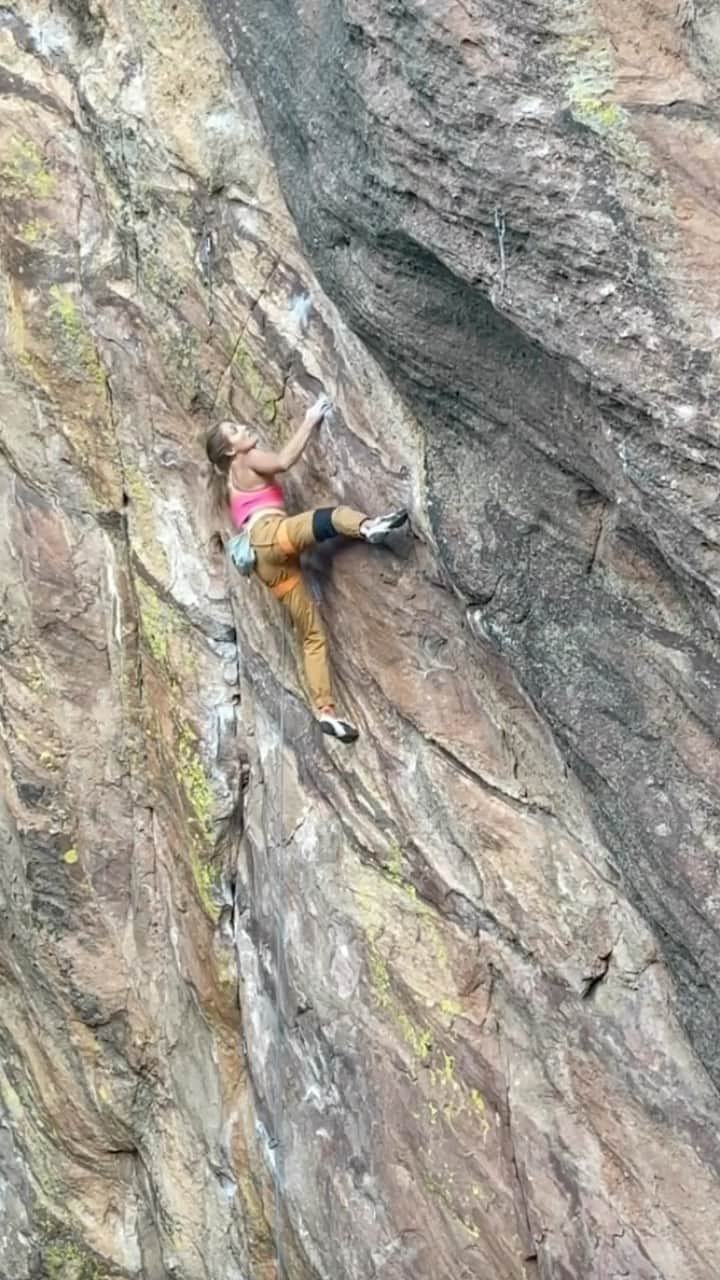 サッシャ・ディギーリアンのインスタグラム：「Flatirons may be my favorite climbing in the Front Range. Thoughts? 🖇️ No Philter, 8b (5.13d) at Seal Rock 👠 HiAngle pro @fiveten_official  #climbing #boulderco #womenwhoclimb」