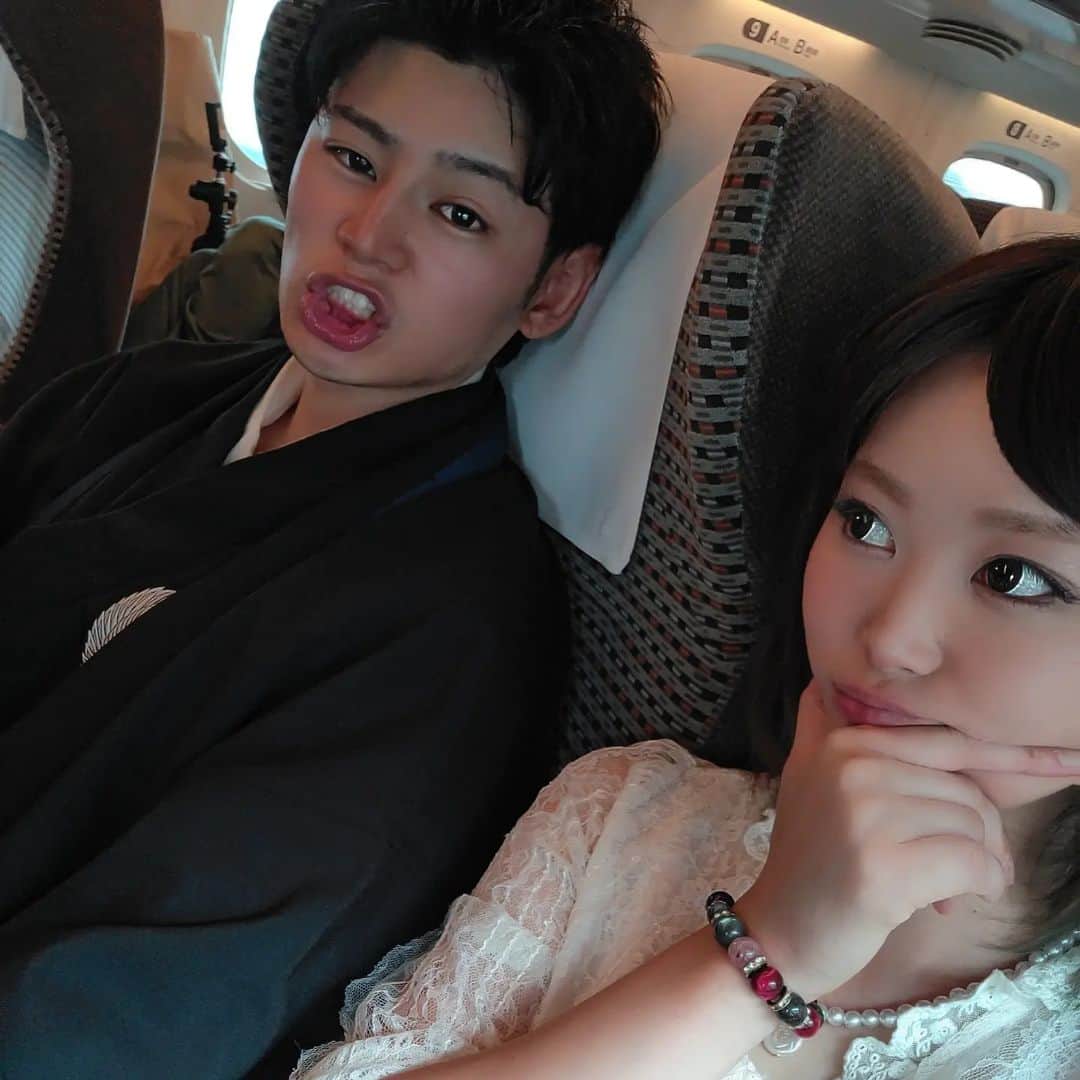 松浦麻里奈のインスタグラム：「新しくなったNEEDROP〈マイクロニードル化粧品〉 にて、カップルでシェアコスメ😉💯  貼る時は、チクッとしてるけどコレは 14種類の美容成分*²を針（ニードル）に成形し、 角質最深部に直接届ける、 独自浸透メソッドのスペシャルケア化粧品なんだとか😆😆  スペシャルディな日に😝⭐  目元、口元の気になる所に貼るだけで！ ほうれい線気になってたので、貼ってみた！  翌朝もしっかりとくっついてたー😘 寝てるときに剥がれるかなと思ってたけど そんなことなかった😉  #マイクロニードル #NEEDROP #エイジングケア #目元ケア #針美容 #スペシャルケア #シェアコスメ #NEEDROPがリニューアル #monipla #nissha_fan　#カップル#シェアコスメ#coupleshoot」
