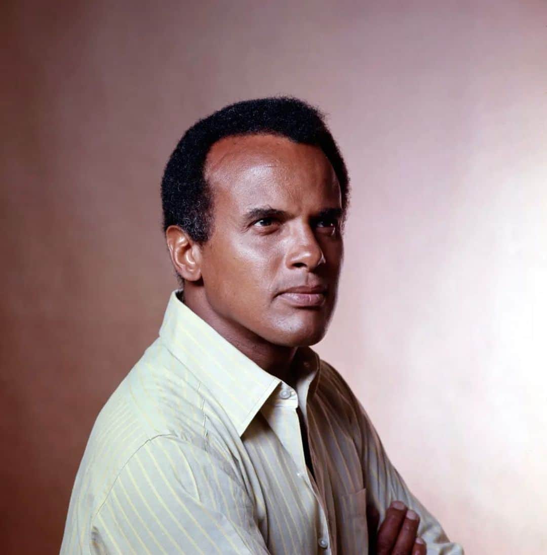 ヒル・ハーパーさんのインスタグラム写真 - (ヒル・ハーパーInstagram)「The reason I became an actor was because of proud, intelligent, classy, activist men like Harry Belafonte. He, like Paul Robeson, Sidney Poitier, Ossie Davis and so many represented the best of us!  One of the proudest moments of my career was getting to do a fireside chat with Mr. Belafonte. He told me something similar to what Ossie Davis had told me when we were filming “Get On the Bus” and that was— To be a great actor and artist (especially if you are Black) you must be political…you must fight for human and civil rights. Your platform and standing require it of you until civil rights and freedoms are accorded all. That day I got to explain to him how much he inspired me and continues to and how he is so important to so many of us. Around that same time I got to meet and become friends with Gina, his daughter,  who is equally an activist of the highest regard. Such a wonderful and inspiring family!  I remember proudly reading about when he guest hosted ”The Tonight Show with Johnny Carson” in 1968 and that he brought Dr. King on the show as a guest. This was months before Dr. King’s murder and MLK explained that he was expanding the focus of his activism from racial Justice to economic injustice for poor communities. The Tonight Show at that time was a hugely watched platform and he used it to educate and send a message, not only entertain. All of us stand on the great shoulders of Harry Belafonte. May you rest in power king! All praise and respect due.  Mr. Belafonte is and always will be a hero! Thank you for your legacy and your activism! #rip #legacy #hero ✊🏾🙏🏾🕊️  @theharrybelafonte」4月25日 23時31分 - hillharper