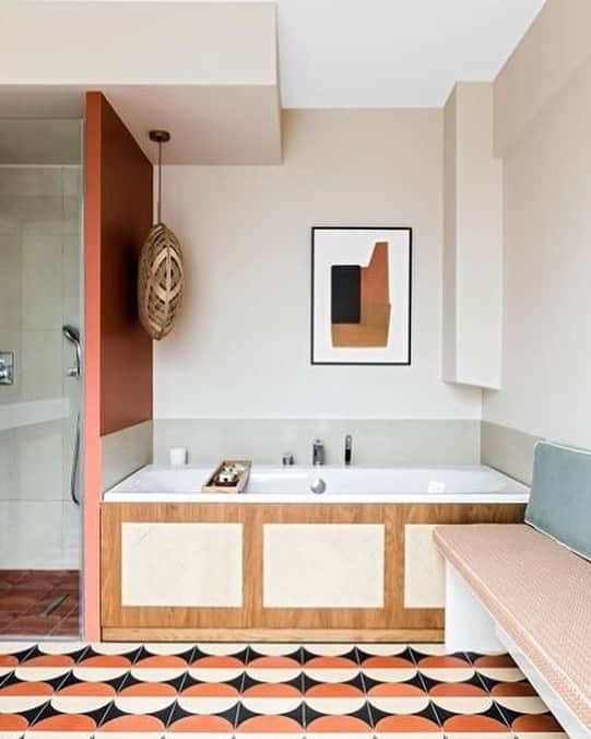 Homepolishのインスタグラム：「We love the mix of colors and materials in the striking bathroom - anyone know the designer?   #bathroomdesign #renovationinspiration #designinspo #interiordesign #colorfulhome #tile #joinfreddie」