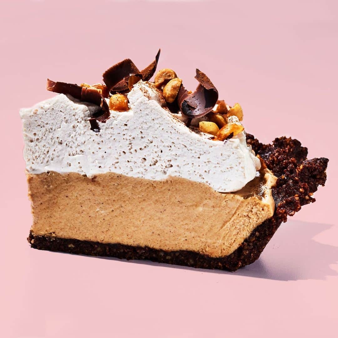 Food & Wineさんのインスタグラム写真 - (Food & WineInstagram)「This Peanut Butter Chai-Spiced Pie is no-bake, comes together in minutes, delivers big flavors, and got you to stop scrolling, didn't it? Get the recipe through the link in bio.   🥧: @paigegrandjean, 📸: @protazio, 🥄: @tcizzle, 🍽: @cspollen」4月25日 23時35分 - foodandwine
