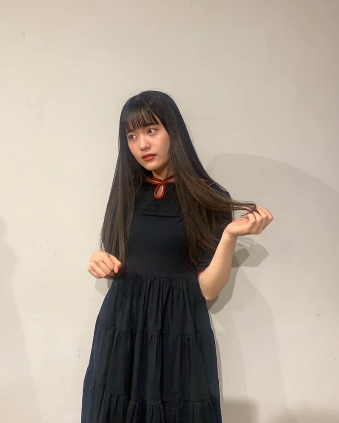 みこのインスタグラム：「東京に住んで15年。引っ越してきた頃は冷たく感じていたこの街だけど、あたたかい側面がたくさんあることも知りました。  あ、ちなみに、あんまり知られていないけれど、私は兵庫県出身です。  先日、タカハシマイちゃんのブランド @ellacantaria の展示会へ。  マイちゃんは私がお家で引きこもっていた頃から雑誌で活躍されていたり、私が小さなライブハウスで弾き語りをしていた頃に、別の日に同じ箱で歌っていたり・・・  遠いような近いような、やっぱり遠い存在の人でした。  時を超えて、SHE IS SUMMERとしてナタリーのイベントでCzecho No Republicと対バンさせていただいたのがファーストコンタクト。  たくさんの人がこの街で発信しあって、すれ違ったり、出会ったりできること、改めて奇跡のような通信だと思います。  マイちゃんが作るお洋服は、マイちゃんの歌声のように美しいシルエットに型取られている。  纏うと、知らない自分に出会えるみたい。  お洋服の力は不思議です。  曇り空の恵比寿、白いお部屋でマイちゃんとお話しした時間、とてもやわらかくてうれしかった。  Living Ritaの楽曲も大好きです。  🤝。🤍  ロングヘアーになって ellacantaria のお洋服がもう少しは似合うようになれたかな？😌  もっと歳を重ねてもぴったり着られそうなワンピース。夏に届くので大切に着ます〜。」
