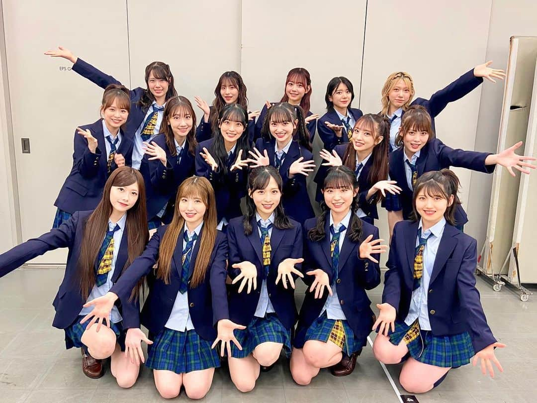 AKB48 Officialさんのインスタグラム写真 - (AKB48 OfficialInstagram)「NHK「うたコン」🎤🎼 ありがとうございました🩵🌸✨  デビュー当時の衣装で「会いたかった」 新衣装で「どうしても君が好きだ」を生パフォーマンス👯‍♀️🎷 お楽しみいただけましたか🥰  本日誕生日を迎えた 小田えりな @odenchannn には 生放送中に綾戸智恵さんからのサプライズも🎤🎹✨ うたコンさん、綾戸さん 本当にありがとうございました🥹💖  AKB48 61stシングル「どうしても君が好きだ」🗣️💕 明日いよいよ発売💿💫✨　 応援よろしくお願いします📣❤️‍🔥  🤍出演メンバー🤍 写真1枚目左から #千葉恵里 @eriierii_1027  #小栗有以 @yuioguri_1226  #本田仁美 @10_hitomi_06  #小田えりな @odenchannn  #山内瑞葵 @zukky_48  #佐藤綺星 @__aiichan.17   2列目左から #倉野尾成美 @noochan_1108  #向井地美音 @___mion.m  #山﨑空 @sora_yamazaki17  #村山彩希 #柏木由紀 @yukikashiwagi_official  #岡部麟 @beristagram_1107   3列目左から #大西桃香 @momo0920_official  #大盛真歩 @maho_usagi  #平田侑希 @yuki__hirata  #茂木忍 @_mogi_shinobu_   #akb #akb48 #nhk #うたコン #どうしても君が好きだ #会いたかった」4月25日 23時37分 - akb48