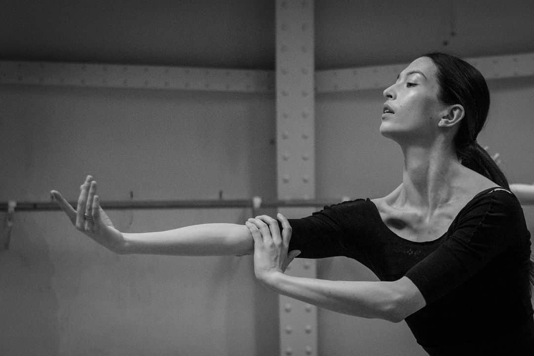 オニール八菜のインスタグラム：「The Dante Project @balletoperadeparis from the 3rd of May.   Choreography @studiowaynemcgregor  Music @thomasades  Set and costume @tacita_dean   Photo @annray2046 🤍🖤」