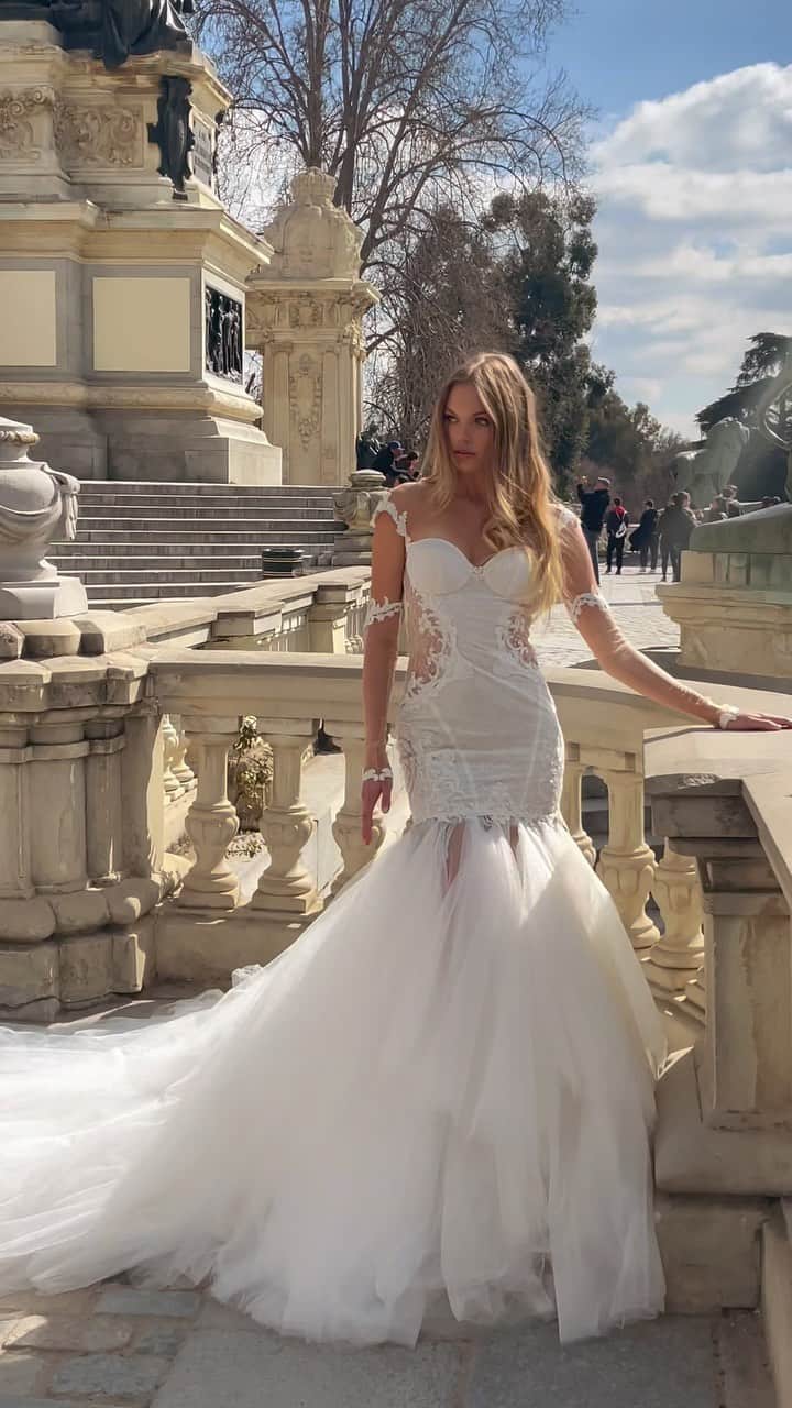 Galia Lahavのインスタグラム：「It’s a once-in-a-lifetime experience | Join us for our exclusive trunk show showing the new Spring 2024 collections at our Miami flagship | Few spots are left | Make your appointment today ❤️ Link in highlights」