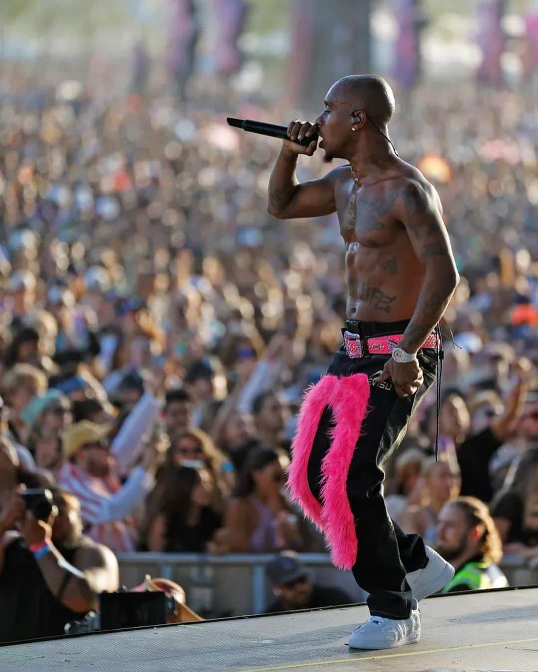 エヴィスジーンズさんのインスタグラム写真 - (エヴィスジーンズInstagram)「RAE SREMMURD | COACHELLA  📷 @gregnoire  📷 @frazerkh / Getty Images   Custom Daicock by @firmeatelier Styled by @mexco__style」4月25日 23時59分 - evisu1991