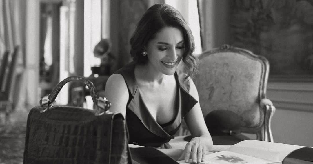 のインスタグラム：「Reliving creative memories of the History of the Borsalino, one of the greatest expressions of #MadeinItaly. Premiere the short film Tornando a Casa starring Italian actress Caterina Murino. Premiere the new Borsalino YouTube channel to watch the full film. Link in bio.  Actress: @caterina_murino_official Written: @giacomo9838  Directed by: @josephcardoofficial  Filmmaker: @solinunte_ Assistant: @carmine_sardaro / @michelesardano    #fashionfilm #shortfilms #movies #Borsalinofilm #Filmlover #Fedoralover #borsalinoworld #Borsalinohistory #Italiancinema #hatlover #craftsmanshipmatters #sylematters #stylishaccessories #historyofhehat #BorsalinoDNA #filmshorts #Alessandria #MadeinItaly」