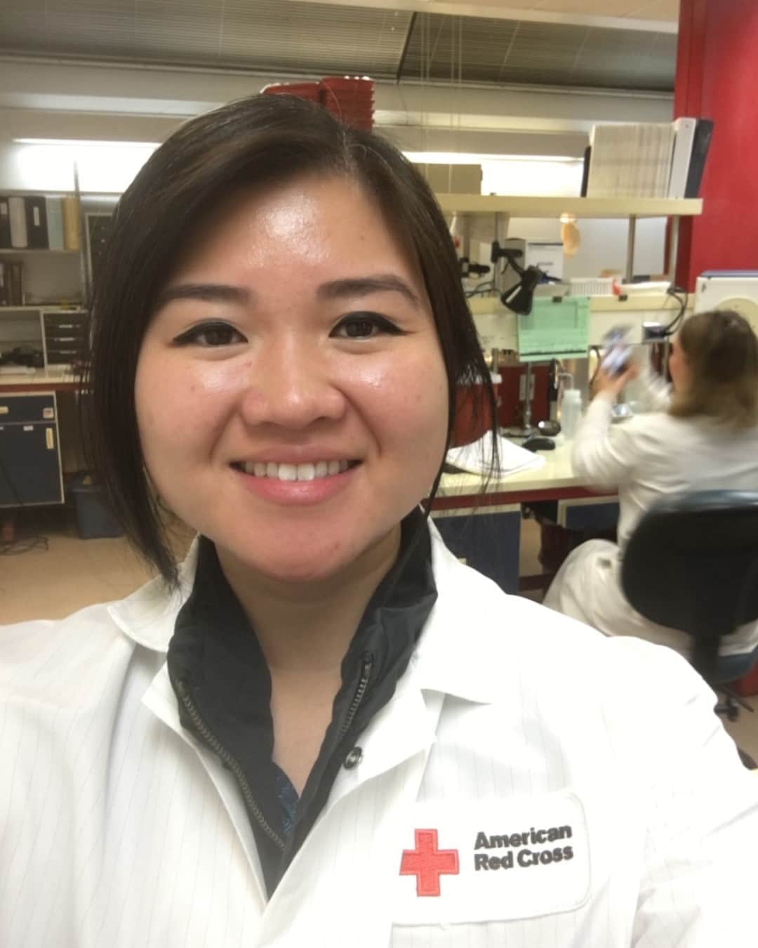 ネーブ・キャンベルのインスタグラム：「We asked Anna why she pursued a career as a laboratory technologist. ➡️ "Helping our hospitals find patients the right blood product is very rewarding. I've seen how it takes careful coordination and teamwork to get the blood product from donor to patient."   Anna does this work within our immunohematology reference lab (IRL), which specializes in testing blood donations for rare blood types. Each day, she and other lab professionals are helping save lives.   If you're interested in this career path, tap the link in our bio to search for openings on our IRL team. #LabWeek #RedCrossCareers #NowHiring」