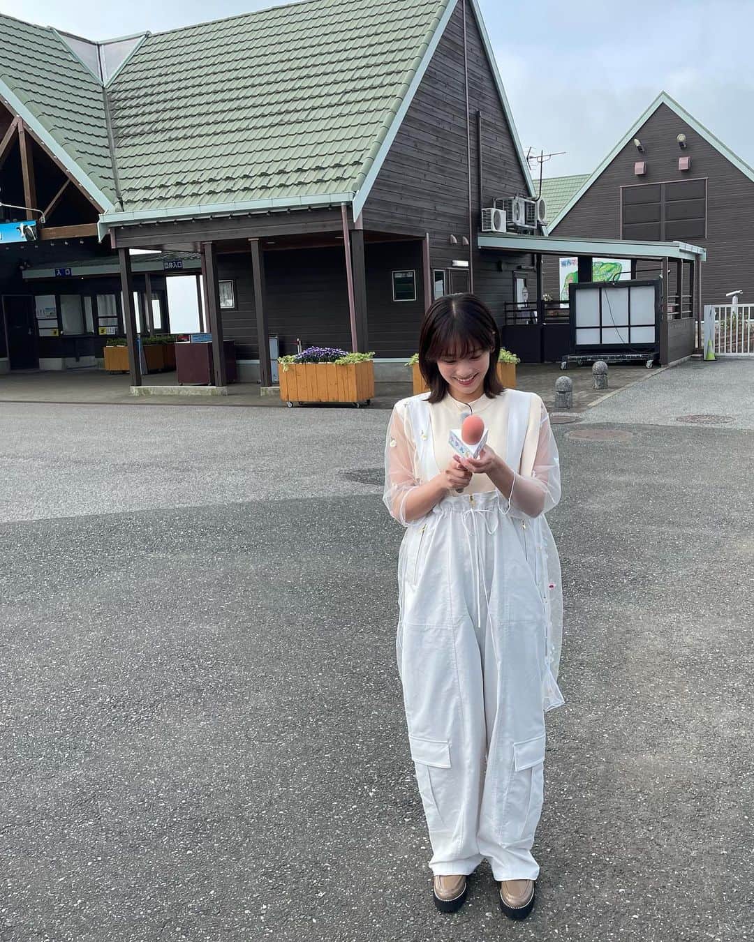 二宮芽生のインスタグラム：「明日7:40頃は、ZIP! 『キテルネ！』のコーナーに初登場致します🥳  初リポートは、GWのおすすめお出かけスポットをご紹介。  是非ご覧ください☺︎  初めてキテルネ！マイクを手にしてドキドキ、ワクワク、そわそわなオフショット笑  #ZIP #キテルネ」
