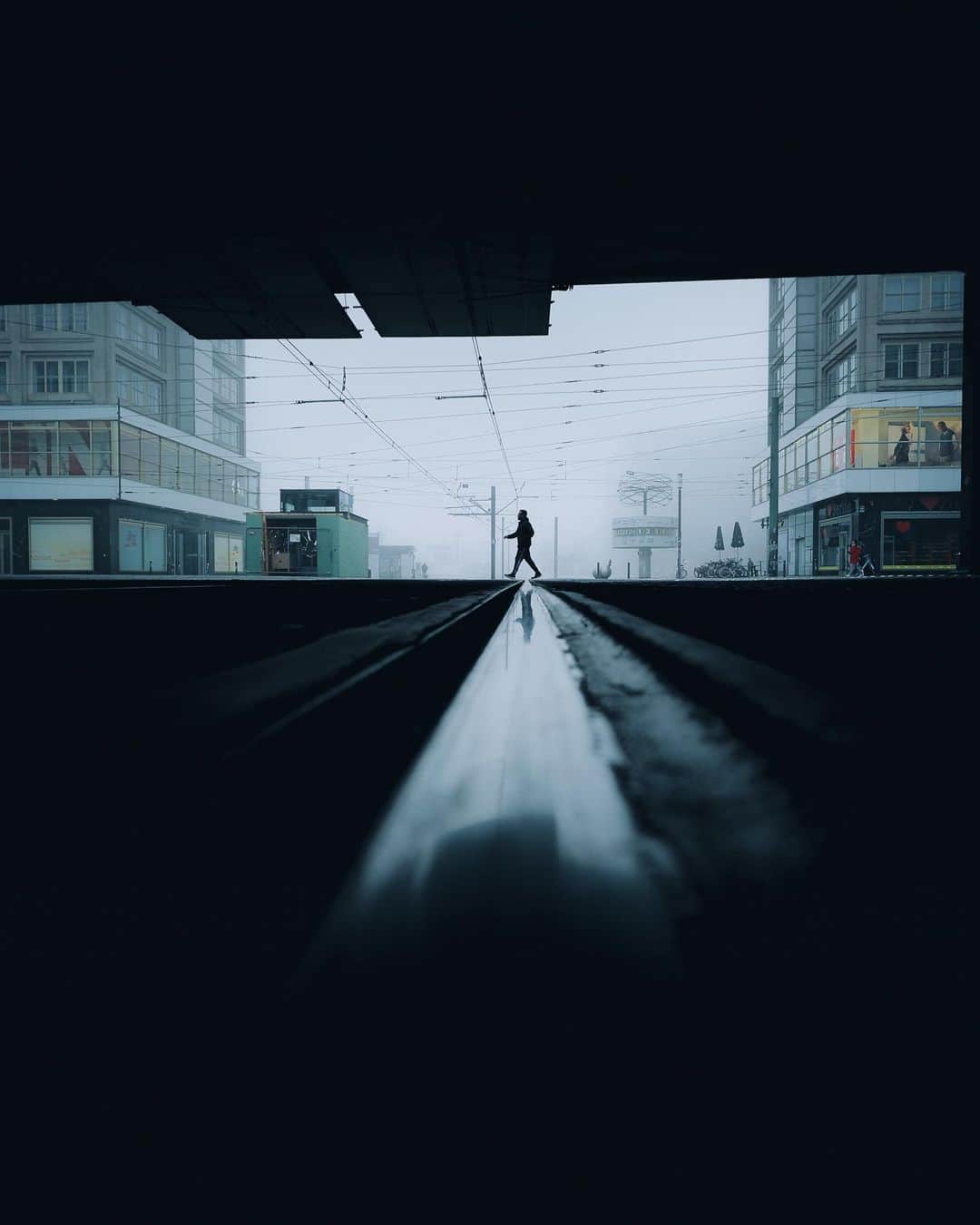 Thomas Kakarekoのインスタグラム：「Anzeige - Elevate your photography with the #GalaxyS23 Ultra and its remarkable 200MP camera. These crisp Berlin images, all taken in a single morning, demonstrate its unparalleled capabilities with enhanced detail preservation, true-to-life colors, and exceptional low-light performance. Note: These photographs were showcased for one day at Piccadilly Circus, London. For a glimpse, head over to my stories. @samsunggermany @samsungsemiconductor #ShareTheEpic #MorePixelsEpicDetails #TeamGalaxy」