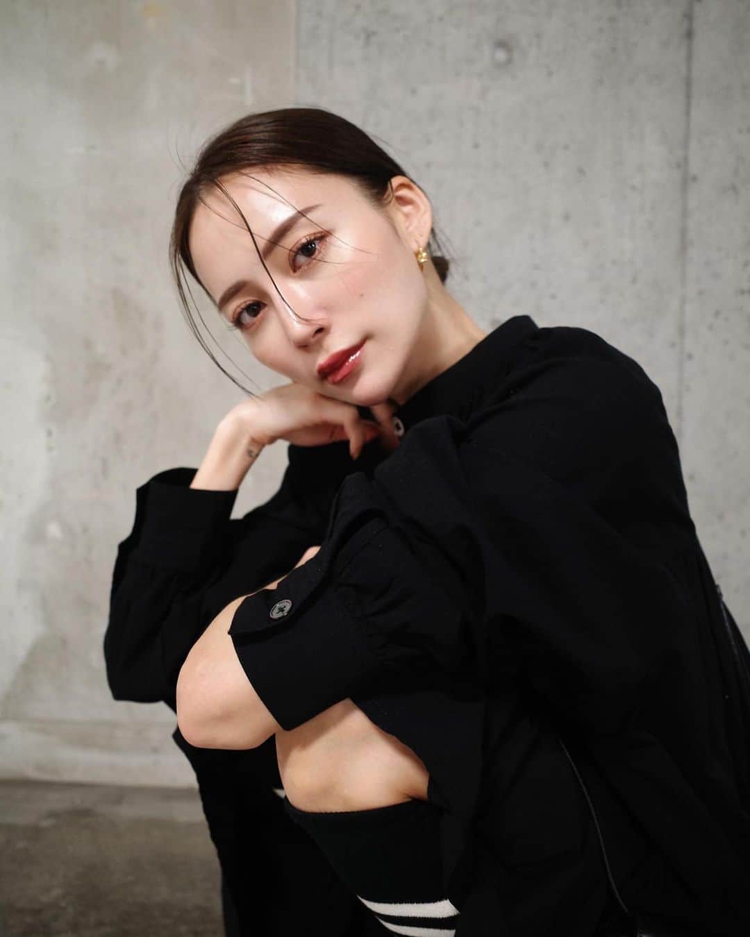のインスタグラム：「日曜日の朝8:00くらいに流れるアニメの魔女シリーズに出てきそう。😂💓 私はシュガシュガルーンがすきだった。  ソックスがそうさせているのだと思う。😮‍💨  one-piece @searoomlynn_official  boots @drmartens_japan @ys_theofficial  bag @celine   #outfit #fashion #coordinate #searoomlynn #celine #drmartens」
