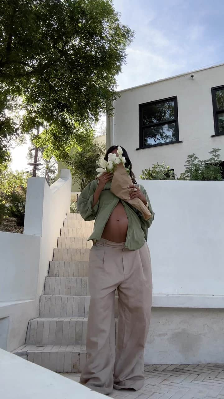 ジュリー・サリニャーナのインスタグラム：「A lovely reminder  of how beautiful  change can truly be 🫶🏽🕊️👶🏽💚   #boymom #momtobe」