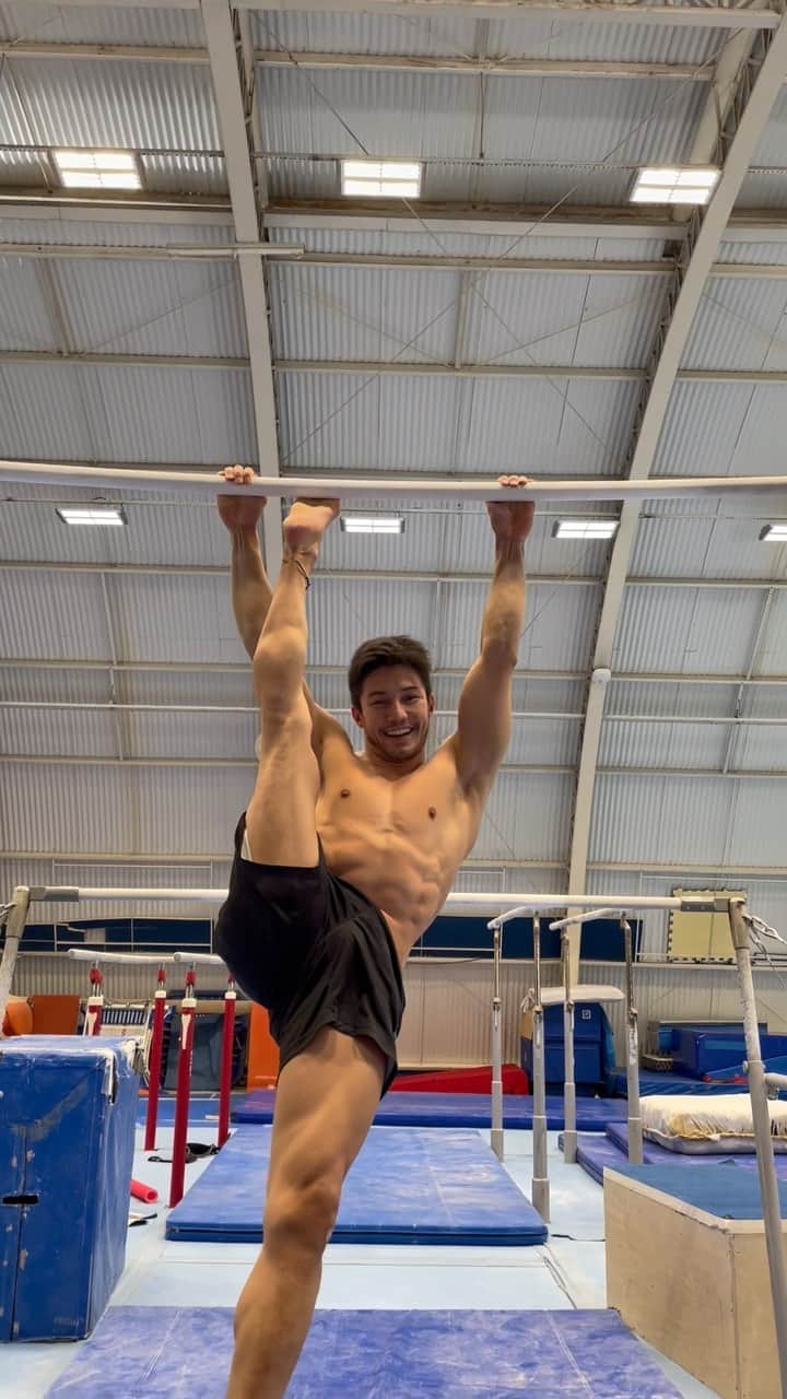 アルトゥール・オヤカワ・マリアノのインスタグラム：「Desafio aceito @_cauahc ! 🧐🌚🤪❤️‍🔥 . #flex #challenge」