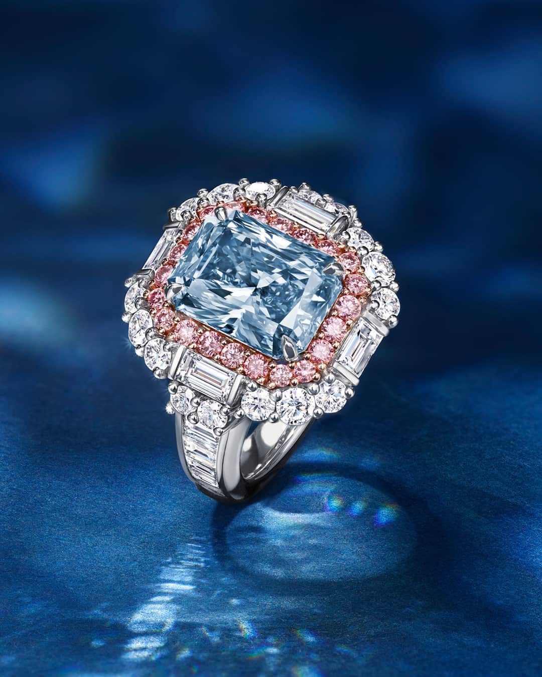 ハリー・ウィンストンのインスタグラム：「An exquisite homage to the Hope Diamond’s breathtaking radiance, this high jewelry ring sparkles with a striking blue diamond center stone surrounded by round brilliant pink diamonds and baguette and round brilliant colorless diamonds. Tap the link in bio to schedule an appointment at one of our salons for more information. #HighJewelry #HarryWinston」