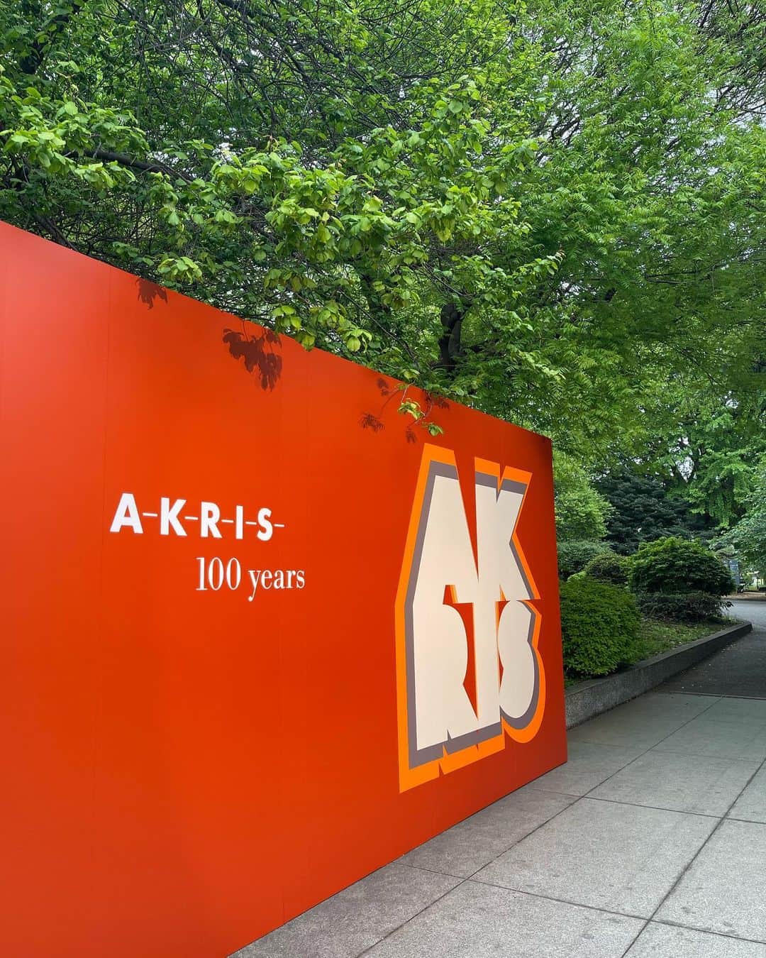 和泉佳子さんのインスタグラム写真 - (和泉佳子Instagram)「スイスのラグジュアリーブランド「AKRIS」のブランド誕生100周年を記念した、最新コレクションショーにお招きいただきました😊  AKRISといえば、上質な生地を使用し、美しい製縫と洗練されたデザインを守り続ける、まさに大人の為のブランド✨  実は、6年ほど前に、AKRISのトランクショーでホスト役のオファーをいただき、光栄にも務めさせていただいたご縁のあるブランドです🥰  今回は、クリエイティブディレクターのアルベルト クリームラー氏が手がける最新コレクションを拝見しました😊  モデルの冨永愛さんの圧倒的な存在感もショーに華を添えて、上質を追求するAKRISらしい素晴らしいショーでした✨  短い動画ですが、先頭を優雅に歩く冨永愛さんのお姿も是非ご覧ください😉  #和泉佳子　#アクリス　#akris  #akris100years」4月26日 0時04分 - yoshiko_izumi