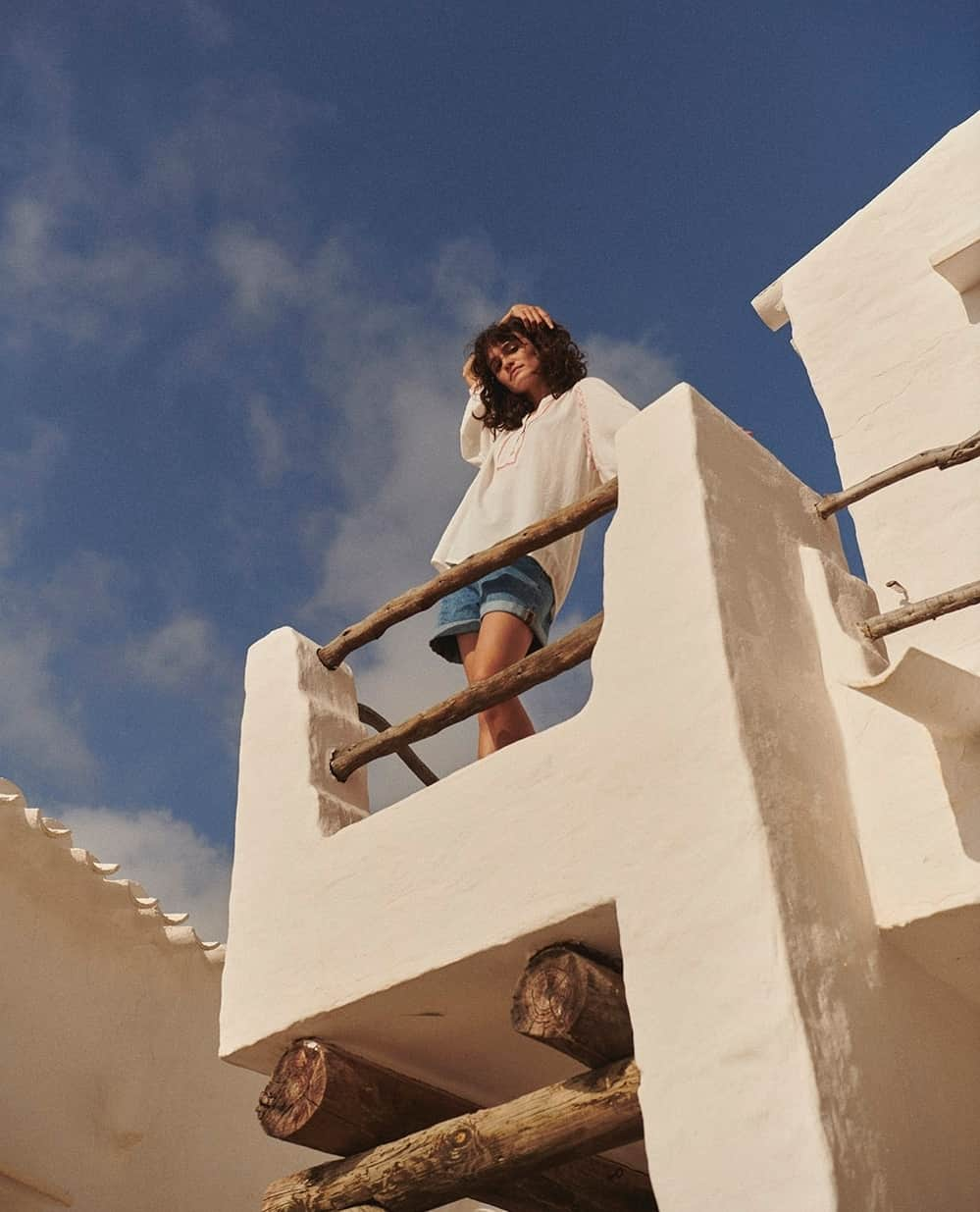 デプチオーのインスタグラム：「Sous le ciel bleu, on enfile une blouse légère aux broderies délicates 🤍⁠ ⁠ 🌎 Under the blue sky, we put on a light blouse with delicate embroidery 🤍 ⁠ ⁠ #despetitshauts #despetitshautsaddict #lavieenplusjolie #lapalma #blouse」