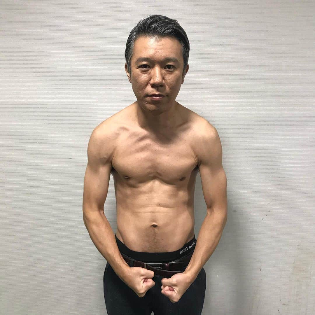 のインスタグラム：「2019.11.12「退院後の初仕事」 、 初仕事。　お昼二時からのラジオ。 、 「どうも〜、退院しました〜」　の自分の声に驚く。　 、 …………声、高くなってる。　 、 一週間の絶食によるデトックス効果で、綺麗な西森に生まれ変わり、声が高くなっていた。 、 ラジオそっちのけで、一人で笑う。　 、 本来の「美声西森」の声になっていた。　 、 そして、夜はNGK出番。 、 高〜い美声で､漫才しました。　 いつも掴みで叫ぶ「中小企業〜〜」、芸歴史上､最高に透き通っていたと思う。 、 ほとんど､クリスタルキングでした。　 、 、 おやすみなさい。」