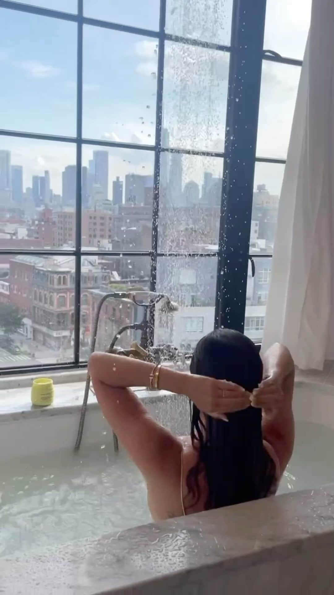 アシュレイ・ティスデイルのインスタグラム：「Ultimate self-care moment 🛁 @beingfrenshe」