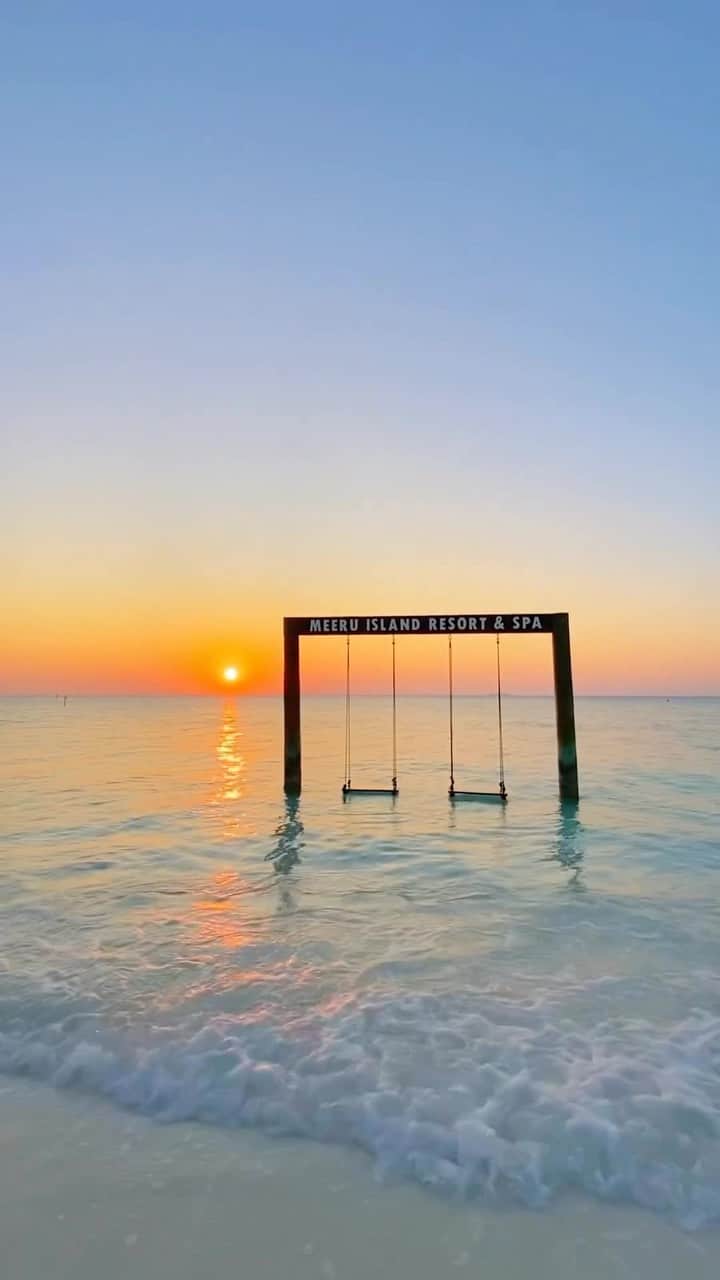 のインスタグラム：「Breathtaking Sunset views   Are you considering a trip to the Maldives? Let us help you plan your luxury vacation @nichegetaways   📧 hello@nichegetaways.com 📞 +960 760 5656 (WhatsApp/Viber) 🌐 www.nichegetaways.com  🎥 @meeruisland」