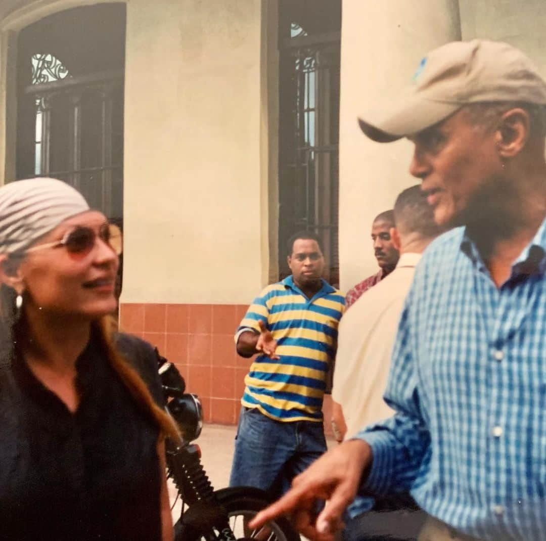 アンジー・マルチネスさんのインスタグラム写真 - (アンジー・マルチネスInstagram)「wow! my mom just sent me these pics.  we visited Cuba in 2000 & met this superhero walking the streets of Havana.  What a magical day!✨🇨🇺 Rest well Mr Belafonte 🙏🕊️❤️」4月26日 0時06分 - angiemartinez