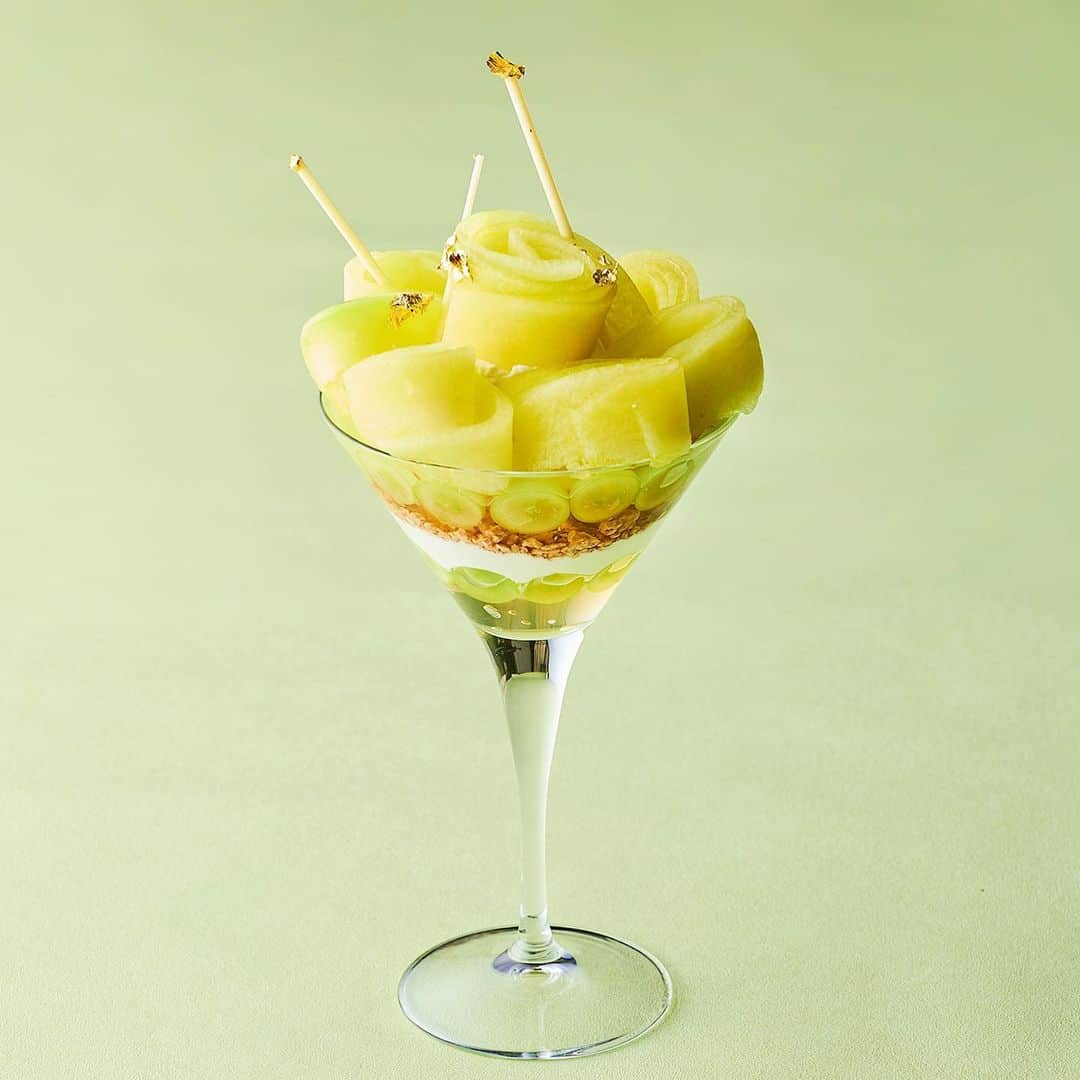 InterContinental Tokyo Bayさんのインスタグラム写真 - (InterContinental Tokyo BayInstagram)「. Savor our seasonal sophisticated parfait made with shine muscat and melon.  The parfait is also served with muscat jelly, pear sorbet, and jasmine panna cotta to compliment the sweetness of the fruit and enhance the fragrant aroma and flavor.  Enjoy each layer artistically carefully created by our pastry chef and experience a luxurious tea-time with our summer dessert.  ニューヨークラウンジとハドソンラウンジでは5月1日より、これから旬を迎える甘いメロンとマスカットをふんだんに使ったパフェを提供いたします。 マスカットの香り豊かな甘みと、メロンの果肉の食感をたっぷり味わえ、初夏を感じる爽やかなコンビネーションをお楽しみいただけます。  #インターコンチネンタル東京ベイ  #ホテルインターコンチネンタル東京ベイ  #intercontinentaltokyobay  #intercontinental  #intercontinentallife  #ハドソンラウンジ #hudsonlounge  #ニューヨークラウンジ #newyorklounge  #マスカットメロンパフェ  #パフェ #パフェ巡り #パフェ活  #パフェ部 #パフェ好き #パフェスタグラム  #パフェ好きな人と繋がりたい  #締めパフェ #メロン #メロンパフェ  #マスカット #マスカットパフェ  #スイーツ #スイーツ巡り  #カフェ巡り #ホテルラウンジ  #東京スイーツ #東京スイーツ巡り」4月26日 0時07分 - intercontitokyobay
