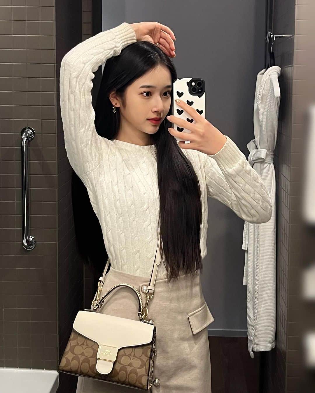 天翔天音のインスタグラム：「📸🤳🤍  #天翔天音 #05 #ljk #ootd #fashion #asian #ロングヘア #黒髪ロング」