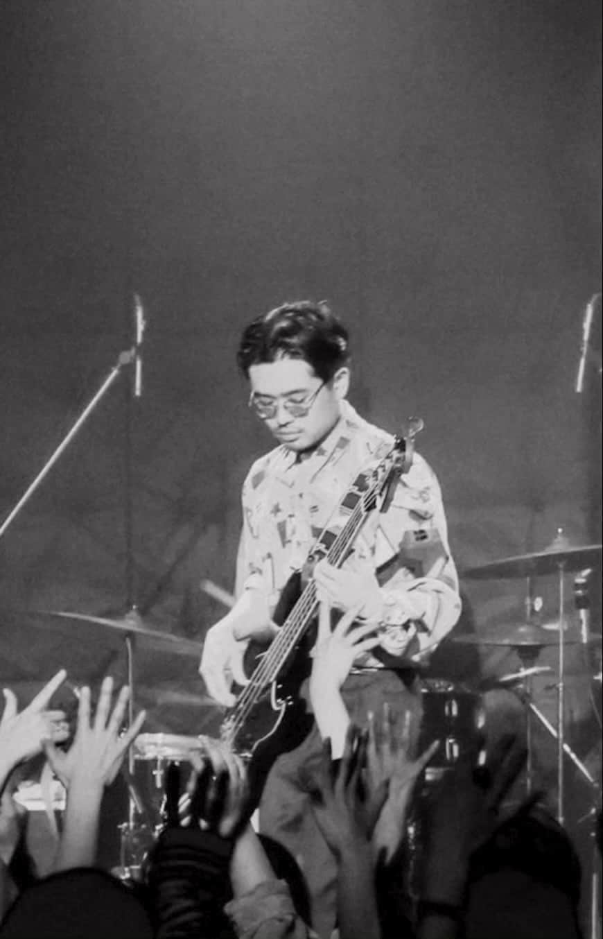 ハマ・オカモトのインスタグラム：「∞ 「ISOLATED BASS SERIES」  久しぶりのシリーズ更新。 「いつも、エンドレス」のISOLATED BASSです。  使用機材はFender Jazz Bass1965 アンプはSHINOS CityBass ALTEC1567aとMotownDIといういつもの機材です。  特筆すべき点は、3年ぶりに弦を張り替えて録ったというところですかね。 新鮮な音がするでしょう？  この企画の意図は、以前「90'S TOKYO BOYS」の頃に書いていて、改めてこの投稿にも再掲するので下記を読んでください。 それでは、楽しんで。  ↓↓↓↓↓↓↓↓↓↓↓↓↓↓↓↓↓↓↓↓↓↓↓↓↓↓↓↓↓↓  ここでお聴き頂くのは、レコーディングテイクをそのまま抽出した音源です。 ベース単体で聴く面白さはもちろんあると思いますが、単体で聴くことによって改めて気がつく、バンド全員が合わさった時の音楽的なマジックを感じて欲しいなと思い、これからIGTVで気まぐれにアップしていこうと思います。  ※当たり前の話ですが、OKAMOTO'Sの音源以外は僕の権利下にないので、レコーディングに参加させていただいた曲などのアップは不可能です。そのへん、ご了承ください。  この手の音源て、普通は表に出ることはないですし、 同業者の中には嫌がる人もいるかと思うのですが（笑） ヨレてたり間違えてるのもすべては瞬間のプレイなので、これはこれってことで。  どうだ！凄いだろ！ではなく むしろ真逆の "ベースなんて単体で聴いたところでこんなもん" という心構えです。  第一弾は「90'S TOKYO BOYS」 この曲はクリックなし。 レコーディングでもたしか1テイクで終わったはず。 間奏はベースを2本入れたんです、気がついてました？ 3:48、音が一瞬止まりますが、ヘッドホンが外れてしまったからです。その後のプレイが雑なのも、それのせい。 なにも聞こえず弾いています。 アルバムに収録されたこの曲はフェードアウトで終わりますが、実際はこの分数演奏していました。  使用機材は Fender(@fender)Jazz Bass Fender Bassman100  ALTEC1567aとMOTOWN DIの組み合わせで卓に送っています。  コンパクトエフェクターはなし。  最後にエンジニアの魔法がありますが、そこは企業秘密ってことで。」