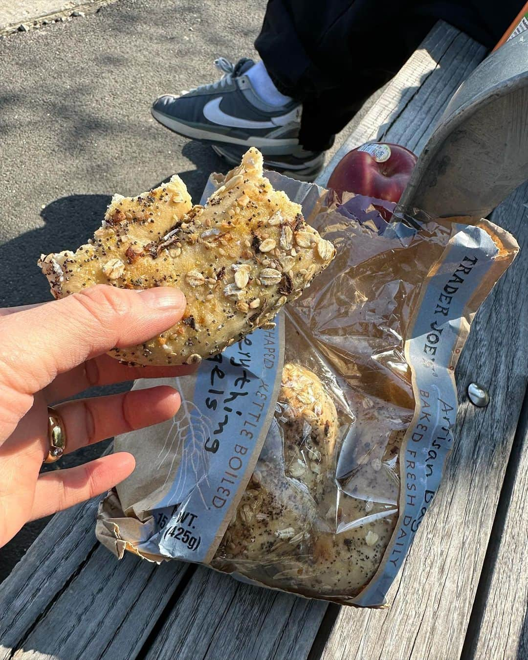 大橋未歩さんのインスタグラム写真 - (大橋未歩Instagram)「今日の朝食のベーグル。 このベーグル3つで1.9$で毎朝手作りで めちゃくちゃ美味しい。 にんにくとかポピーシードとか たくさんのシーズニングで 飽きが来なくて 安いし毎日これでもいいかも😂  そしてスーパー行くのに エコバッグを忘れたもんだから 運ぶの必死w  今回は家の内見とか出来たらなと☺️ まだ日本で仕事もあるのでしばらく行ったり来たりしまっす☺️  #ニューヨーク #ブルックリン #ny  #brooklyn」4月26日 0時15分 - o_solemiho815