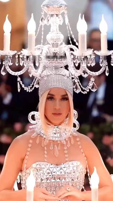 ジェレミー・スコットのインスタグラム：「I SPOKE TO VOGUE ABOUT THE ICONIC CHANDELIER DRESS I DESIGNED FOR @katyperry TO WEAR TO THE 2019 MET GALA  #VOGUE #BEHINDTHEDRESS EDITOR @nicolecimei & BTS PHOTOS C/O @marco_ovando @voguerunway」