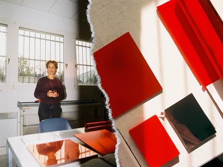 コモノのインスタグラム：「‘Le Soleil Rouge’ by Bruther: how a brand new festival stage based on the principles of reflection, light, and the sun, came to be. To be discovered at Horst Arts & Music Festival 2023 from May 5-7.  Bruther is an architecture practice based in Paris and Zurich, founded by Stéphanie Bru en Alexandre Theriot.  In partnership with @komono.  Video by @dammeskieft & @pukaz_.  Music: “Reflect the Time” by @mabish_mabish & Rickysoul The C3PO.」