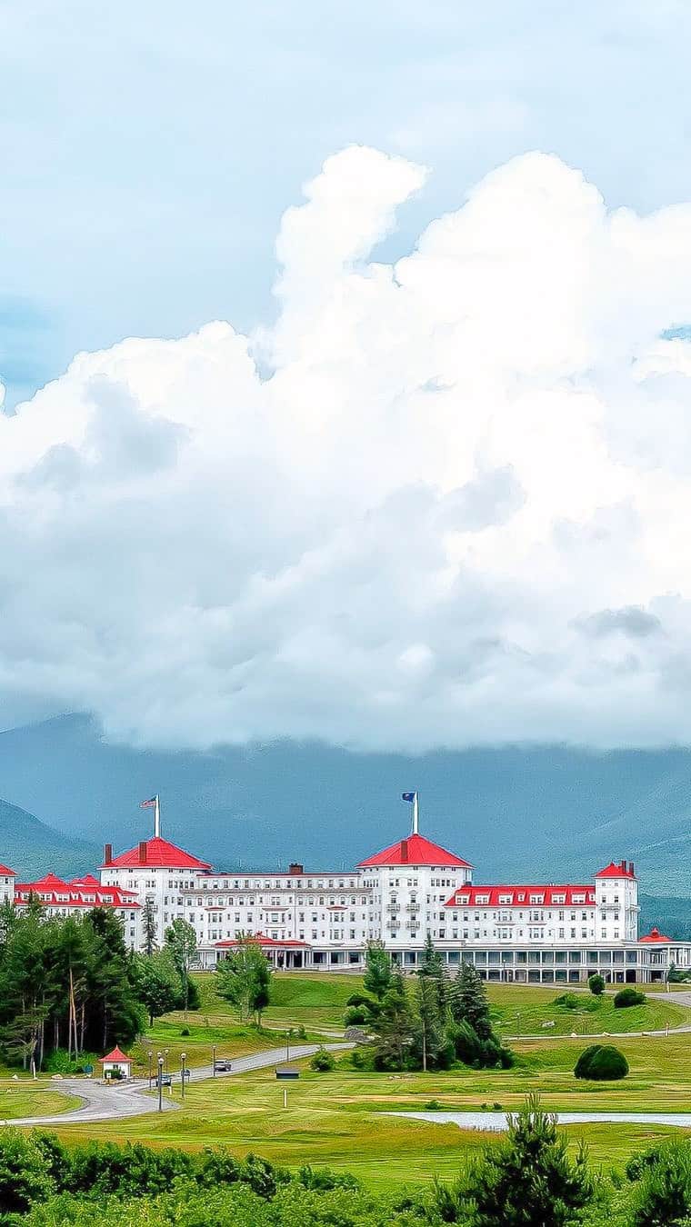 Visit The USAのインスタグラム：「Pinkies up! The Omni Mount Washington Resort in New Hampshire is the luxe stay you’ll brag about.   Tucked in the mountains of New Hampshire, this is the ideal place to stay in or go all out.  🏌️Golfing 🌲Zip lining 🚶‍♂️Hiking 🛍️Shopping 🧗Wall climbing  📸: @__paulanthony_ / @newenglandgirrl   #VisitTheUSA #VisitNewHampshire #OmniMountWashingtonResort #MountWashingtonHotel  #HauntedTravel #HauntedHotels」