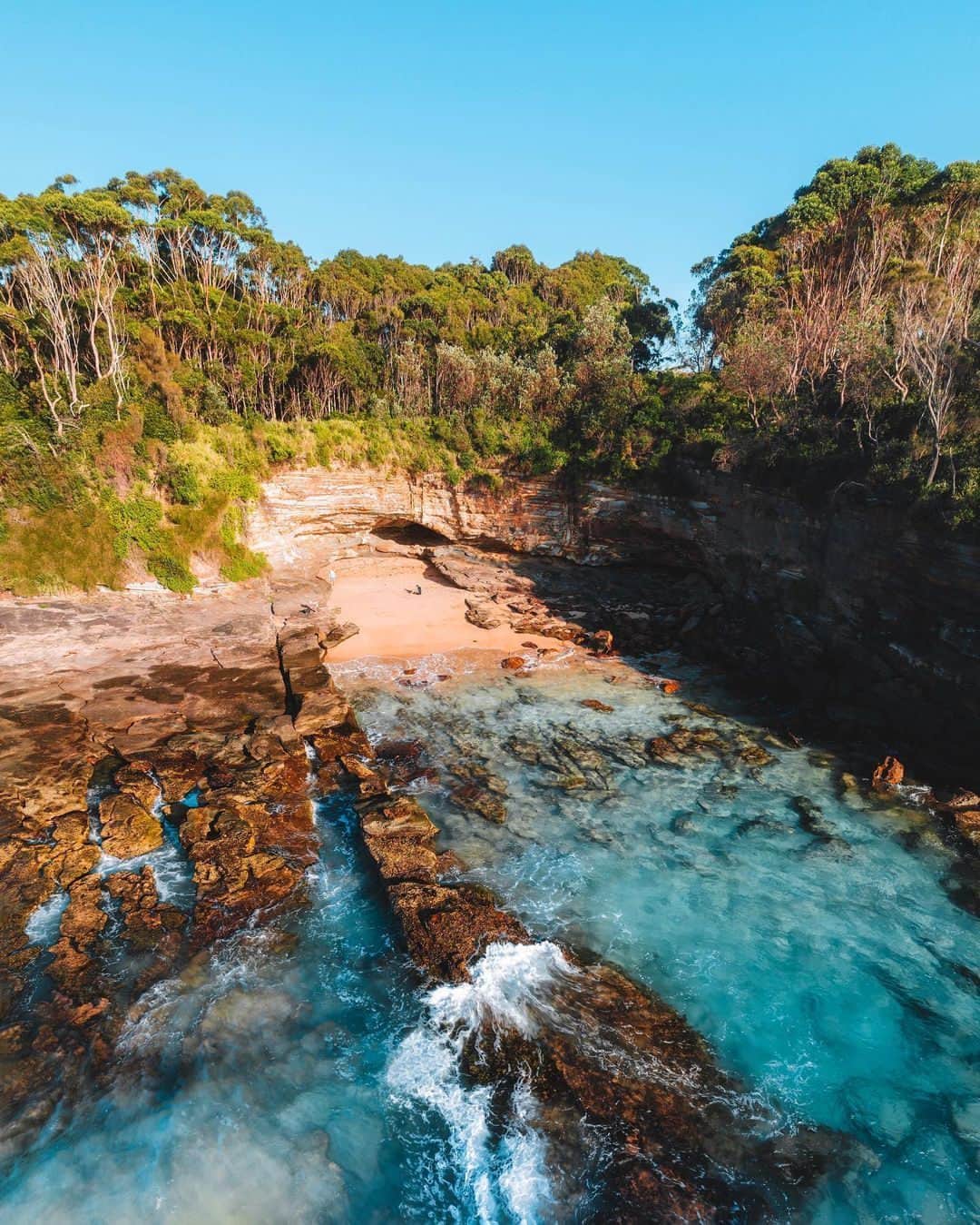 Coronaさんのインスタグラム写真 - (CoronaInstagram)「There’s a lot to discover in Australia. ⁣ ⁣ From Sydney’s Opera House to Brisbane’s Gold Coast, but on Batemans Bay, the only thing you need to know that this is the beating heart of Australia.⁣ ⁣ Batemans Bay is known for its relaxing state of zen and tranquil landscape. It’s a space where you can dig your feet into the golden sand and enjoy the sweetness of doing nothing.⁣ ⁣ Enjoy the green shrubbery, hiking along the coastal rocks, and exploring the local area. Existing in a space such as this is life at its finest.⁣ ⁣ #ThisIsLiving⁣ ⁣ 📸: @josh_burkinshaw⁣ ⁣ #BatemansBay #Australia」4月26日 0時35分 - corona