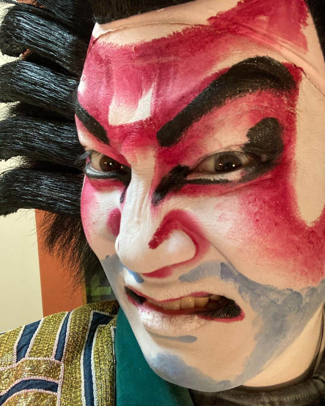 中村歌昇 のインスタグラム：「明治座千穐楽。ありがとうございました。 もっとやりたかった。 来月は歌舞伎座夜の部です。 #歌舞伎 #kabuki #弁慶 #よへいさん #makeup  #隈 #明治座 #中村歌昇」