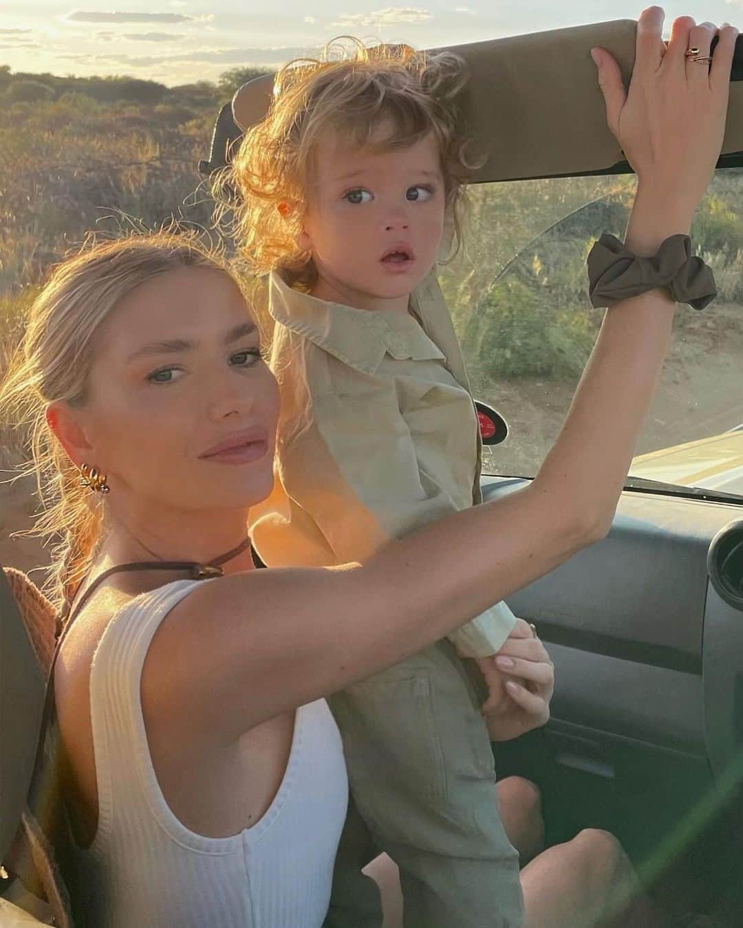 エレナ・ペルミノヴァのインスタグラム：「Unpublished from Namibia 🦒🌞」