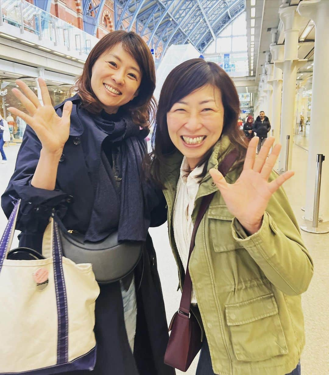 五明祐子さんのインスタグラム写真 - (五明祐子Instagram)「夫の幼なじみのかずみちゃんが住んでいるイギリスのセントオールバンスシティに🇬🇧 私は以前遊びに行かせてもらったので２回め🤗 古都って感じのこじんまりしたかわいい街です。 一緒にロンドンに移動して少しビール🍻飲んで✨ 私たちはまたユーロスターでパリ🇫🇷に🙋‍♀️  #セントオールバンスシティ #ユーロスターの旅  夫に写真撮ってって頼んだらまたこれ😂中途半端な瞬間の😂」4月26日 0時31分 - gomyoyuko