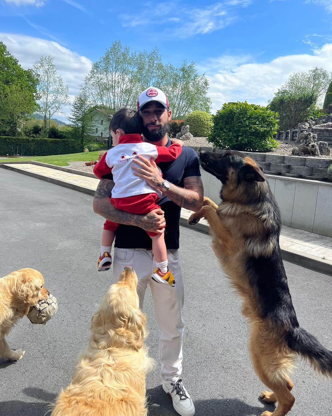 のインスタグラム：「Daddy’s boy ❤️ 🐕」