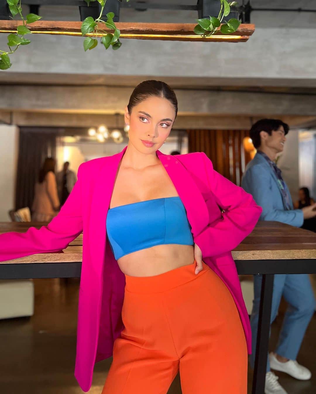 ミーガン・ヤングのインスタグラム：「✨AURA✨ GGSS mode while Fofo is being the social butterfly that he is 🦋 our fabulous glam team brought us out of our gaming cave and gave us the bright colours that we needed 💙💖  #styledbyAdrianne @adrianneconcept  @glambylaurenyoung @lo_young  Hair by @chaolilio」