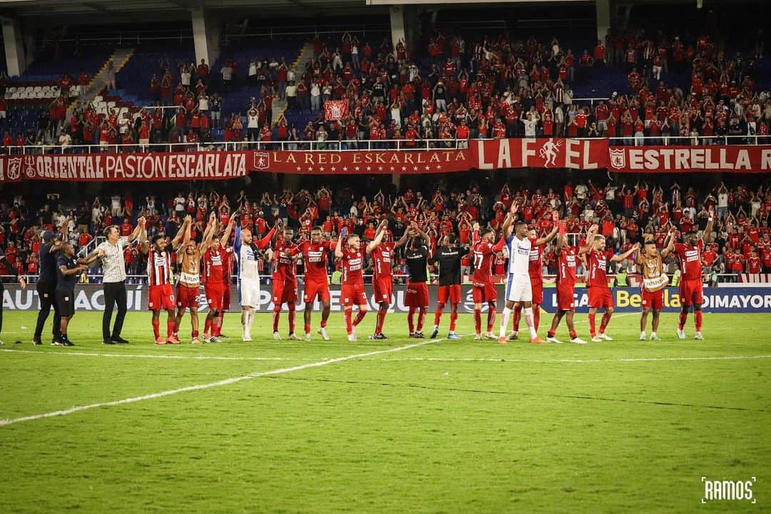 アドリアン・ラモスのインスタグラム：「Gran esfuerzo de EQUIPO. ➕3️⃣💪🏾🙏🏾」