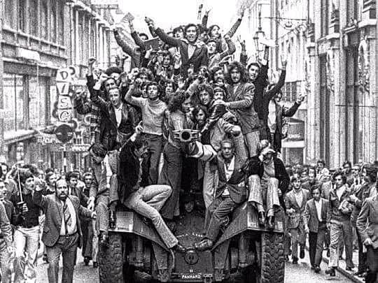 のインスタグラム：「25 de Abril  Dia da Liberdade   A Revolução dos Cravos deu se em 25 de abril de 1974, encerrou o longo período de ditadura salazarista. As liberdades individuais e a democracia voltaram a existir.  Viva Portugal 🇵🇹 vivam os Portugueses ❤️」