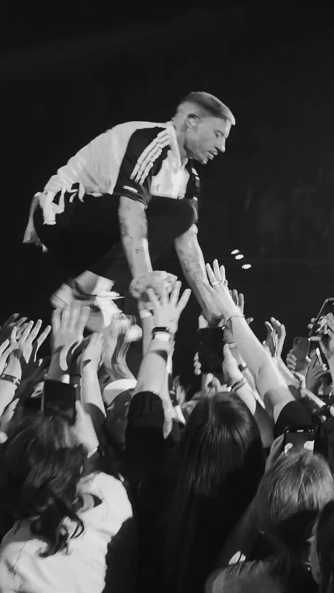 マックルモアーのインスタグラム：「OPEN UP THE FUCKING PIT!!!!…. This the energy we’re on.  All tour.  COLOGNE + BERLIN ❤️‍🔥🇩🇪🙌🏻」