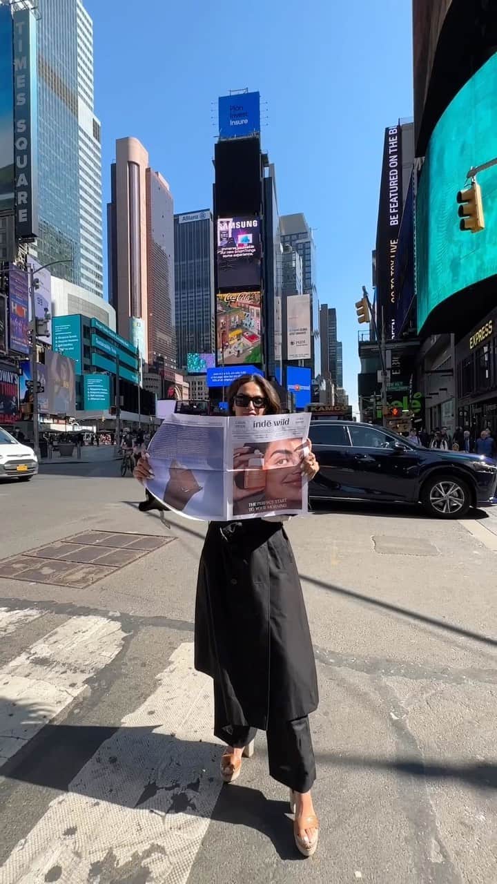 Diipa Büller-Khoslaのインスタグラム：「NYC COMMUNITY, ready to have a perfect start to your morning? 🍊🏙☀️ Meet us at our @indewild x @omjuicebarnyc tribe meeting!!  OUR SURPRISE FOR YOU: We’ll be handing our bestselling 15% Vitamin C Sunrise Glow Serum with every Golden Turmeric Latte bought.🍊✨ Enjoy your morning goodies!  Location: @omjuicebarnyc | 62 Madison Ave, NYC Date: 26th April, 8.30 - 10 am  CAN’T WAIT TO HUG YOU ALL 🤎🤎」