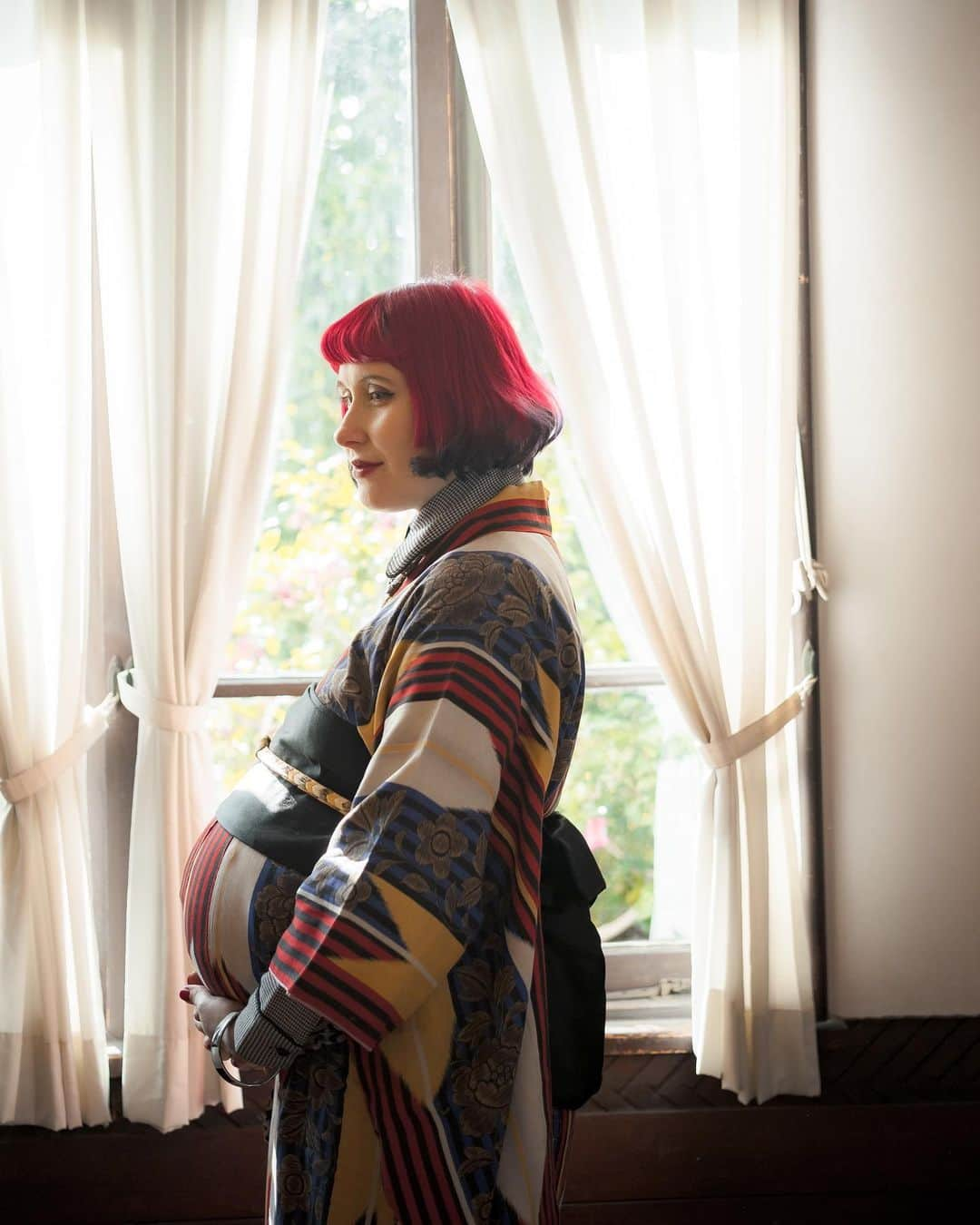 Anji SALZのインスタグラム：「Remember my maternity shoot with #1? I had to do one with my second baby bump as well o course - and my friend @irwinwongphoto was so kind to snap them for us 🥰❤️  This time I mixed western clothing with antique kimono, for a different vibe to my first shoot.  マタニティ写真をアップさせてねw 長女のときとはまた違う感じにしたくて、洋服とアンティーク着物のミックスにしました🫣❤️ 📷: @irwinwongphoto   #maternityphotography #maternityshoot #kimono #japanesekimono #taisho #showa #kimonostylist #antiquekimono #マタニティフォト #マタニティ #和装 #着物 #着物コーディネート #アンティーク着物 #着物生活 #普段着物 #着物撮影」