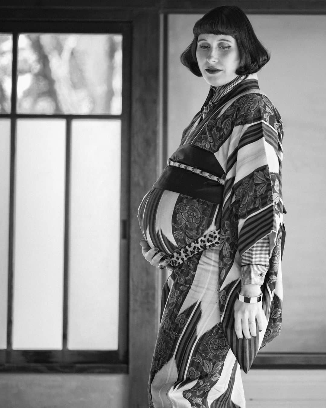 Anji SALZさんのインスタグラム写真 - (Anji SALZInstagram)「Remember my maternity shoot with #1? I had to do one with my second baby bump as well o course - and my friend @irwinwongphoto was so kind to snap them for us 🥰❤️  This time I mixed western clothing with antique kimono, for a different vibe to my first shoot.  マタニティ写真をアップさせてねw 長女のときとはまた違う感じにしたくて、洋服とアンティーク着物のミックスにしました🫣❤️ 📷: @irwinwongphoto   #maternityphotography #maternityshoot #kimono #japanesekimono #taisho #showa #kimonostylist #antiquekimono #マタニティフォト #マタニティ #和装 #着物 #着物コーディネート #アンティーク着物 #着物生活 #普段着物 #着物撮影」4月26日 0時41分 - salztokyo