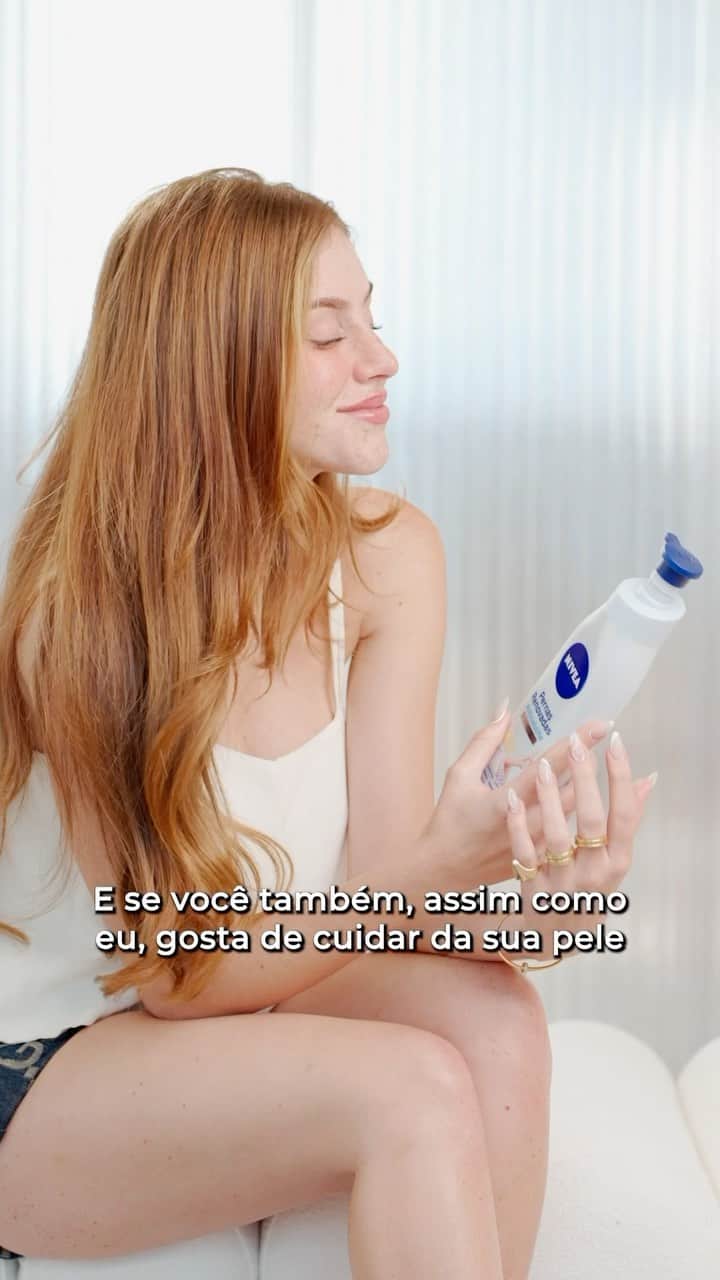 マリ・マリアのインスタグラム：「Se tem algo que eu valorizo demais e que coloco sempre como uma das minhas prioridades é cuidar de mim mesma. Manter uma rotina diária de autocuidado influencia super no restante do meu dia. Um dos meus produtos de hidratação preferidos é o NIVEA Q10 Pernas Renovadas, que como o próprio nome impõe, deixa as minhas pernas em sua melhor fase, porque além de hidratar, firmar e refrescar a pele, ele é uma ótima ajuda para manter uma boa circulação sanguínea e ainda evita a sensação de inchaço por até 24 horas, perfeito demais né? #MeuCorpoMeuCuidado #NIVEAQ10」