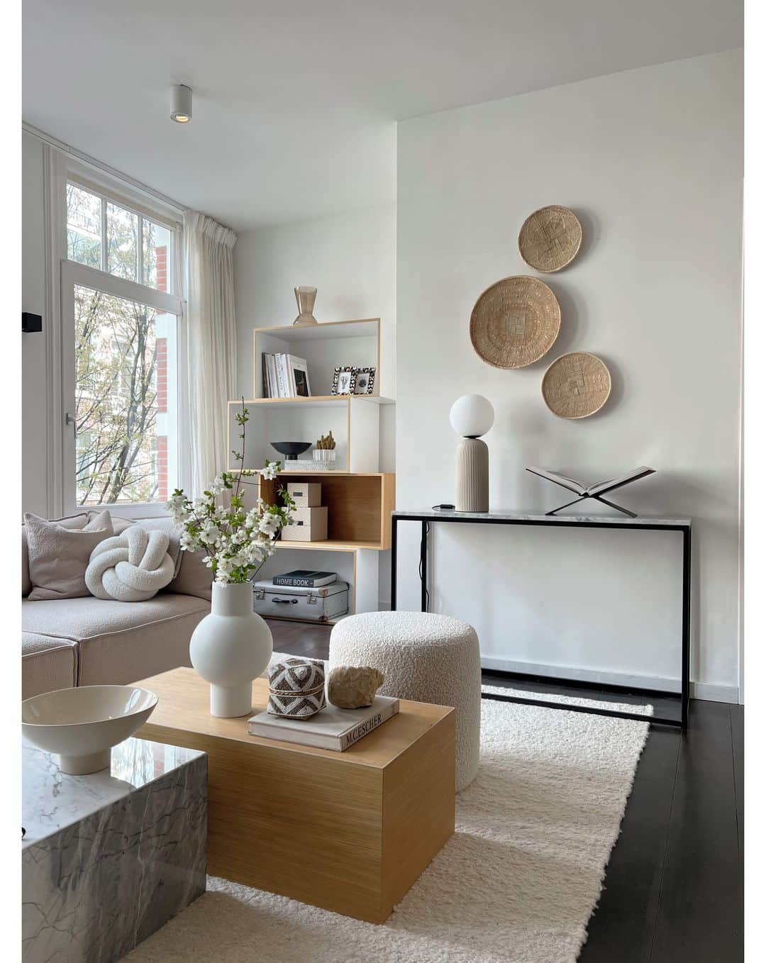 ZUIVERさんのインスタグラム写真 - (ZUIVERInstagram)「You can now WIN our beautiful Dash table lamp! ✨ All you need to do is fill in the form via #linkinbio to participate.  We spotted the beige version in these homes:⁣⁣ ⁣ @elveravanschaik⁣ @marloeswonen⁣ @dutchguy84⁣ m_berenyce」4月26日 0時47分 - zuiver_