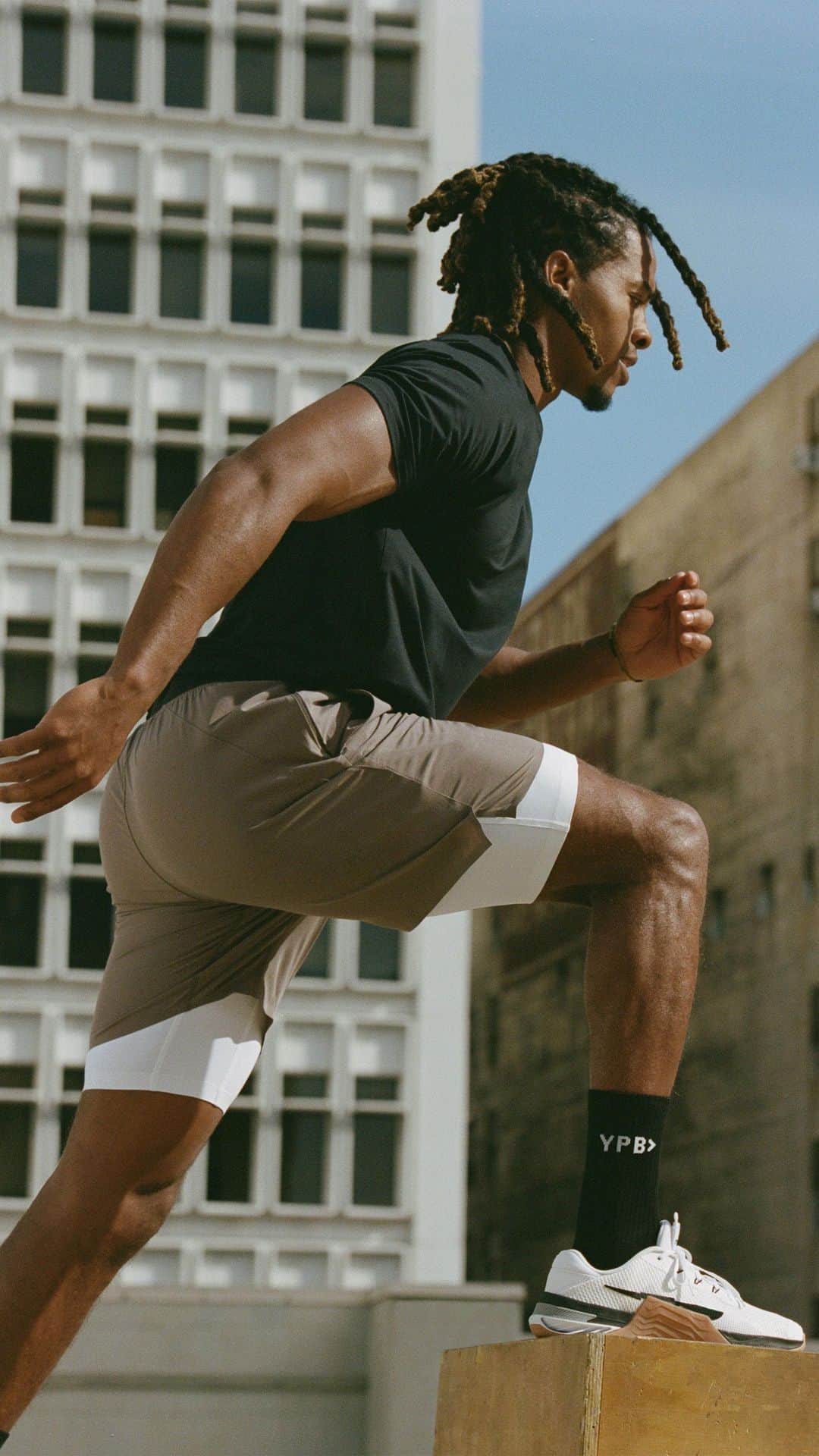 Abercrombie & Fitchのインスタグラム：「Your Perfect Box Jump in new #YPB.   @cylussandoval @nikkoreyes @garrett.jjones」
