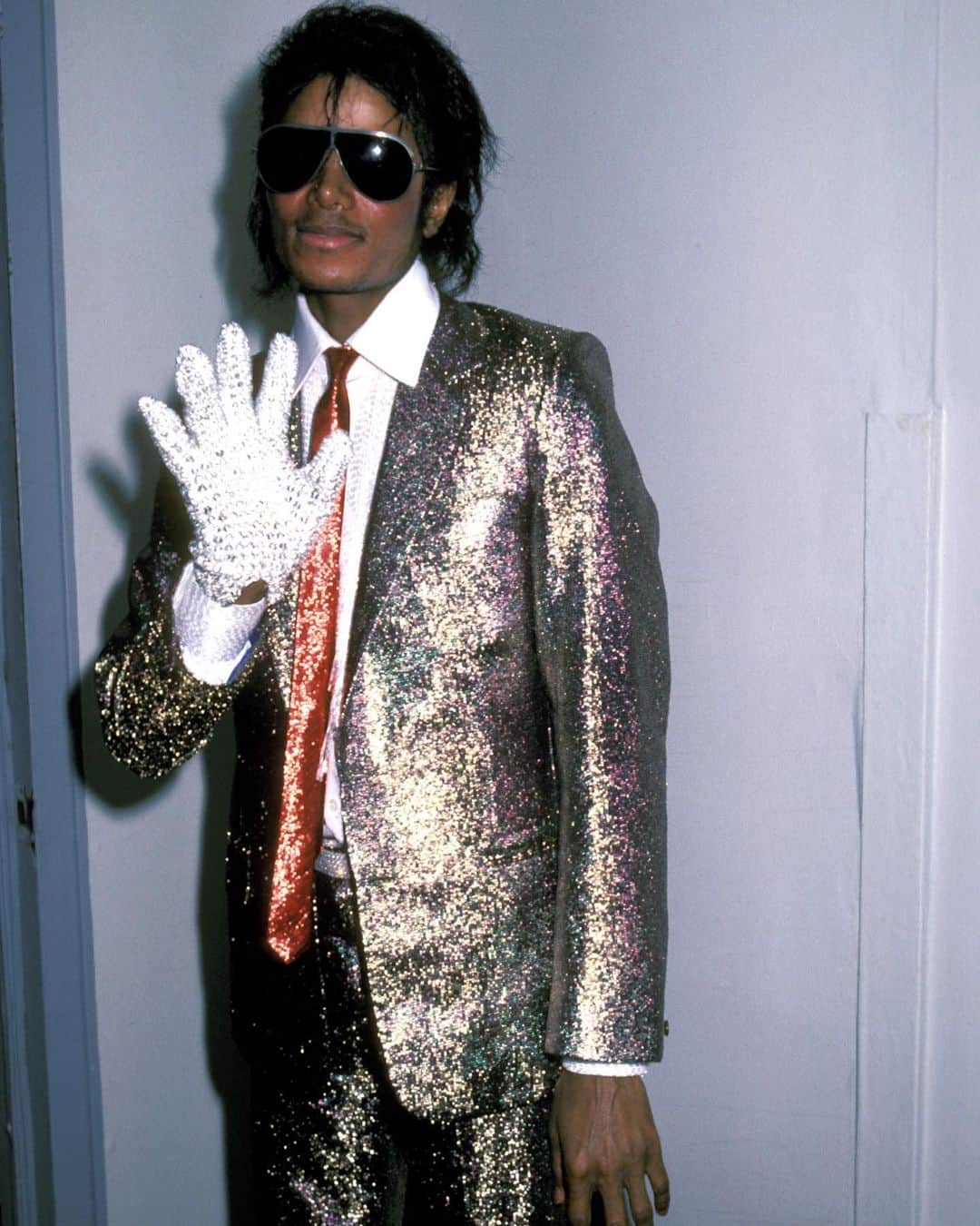 マイケル・ジャクソンのインスタグラム：「Michael shimmers at the T.J. Martell Foundation dinner in April 1984. That same year he donated to the organization, with his donation funding a 19-bed cancer treatment ward at New York’s Mount Sinai Hospital. #MJHumanitarian」